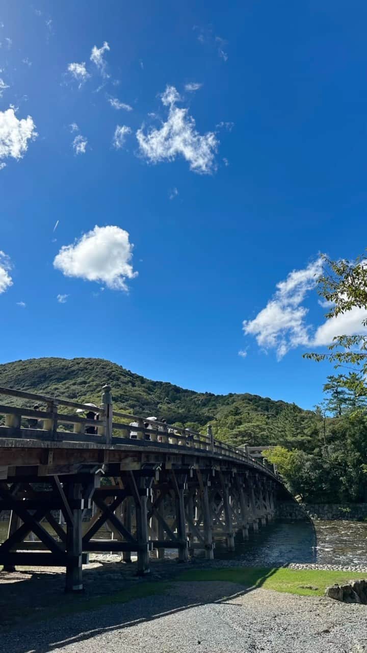 藤田奈那のインスタグラム：「＊ 今日は伊勢神宮へ。 初めて参拝してきました🌱  少し前から行きたいなと漠然と思っていて、 うまくタイミングが合ったので弾丸ひとり日帰り旅✨  とっっても良かった…！ ものすごくパワーをいただきました。  普段より深く呼吸ができて、 心も身体も浄化されました🫧  本当に、このタイミングで行けて良かった！ ひとりの時間を存分に、贅沢に満喫できました♡  写真や動画たくさん撮ったので、皆さんにもお裾分け🎁」