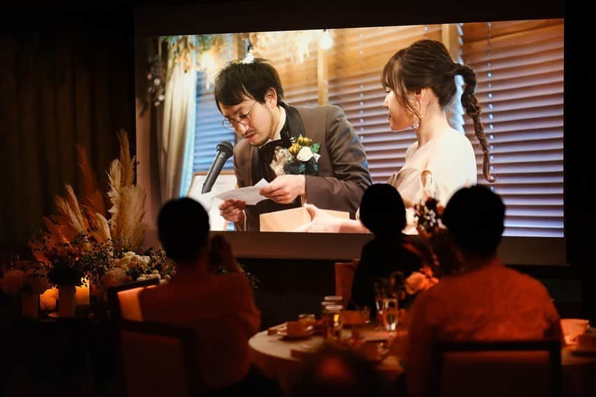 フォーチュン イン ザ テラス ≪新潟県新潟市：結婚式場≫さんのインスタグラム写真 - (フォーチュン イン ザ テラス ≪新潟県新潟市：結婚式場≫Instagram)「. ～オリジナルウェディング～  生花はもちろん ドライフラワーも映える 披露宴会場“クレール”  シルエット入場が叶う #モーションカーテン 🪞  披露宴パーティー中に サプライズOPEN #デザートブッフェ 🍰  温かい色調により生まれる くつろぎのシーンから 驚きと感動に満ちた 心揺さぶるシーンまで  おふたりの思いやこだわりを詰め込み ゲストを魅了するパーティーが叶います🎩」8月29日 20時44分 - fortune_wedding