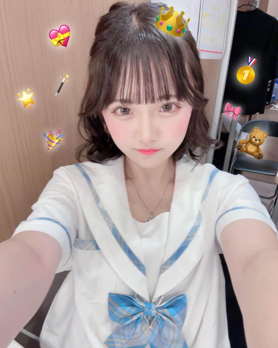のインスタグラム：「【めるぷち選抜決定戦】 皆さん、約2ヶ月間 たくさんの応援をありがとうございました。💧🩷  VAZ COLORZ SHOWのステージで 結果発表を受けました。  結果は、 1位。！！！！😭😭😭😭！！！！！！  1位で選抜生になれて とっっっても嬉しいです😭😭😭😭  こうやって1位をとれたのは TikTokリンクコピーやWeb投票、ミクチャ投票で沢山応援してくださった皆さんが居たからです。 本当にありがとう。  選抜決定戦中 皆の前で1度も涙を見せなかった私ですが、  「栄えある1位は...めるぷちレギュラー生、まほこ！」 と聞いた瞬間涙が溢れ出ました。😭😭  最初で最後の涙が 1位と聞いた瞬間で とても良かったなと思ってます💧  ここまで応援して下さった皆さん、 本当にありがとうございました！！！！！  みなまほひなひなのめるぷち動画もお楽しみに🤭💗  #めるぷち選抜決定戦 #まほこ #めるぷち」