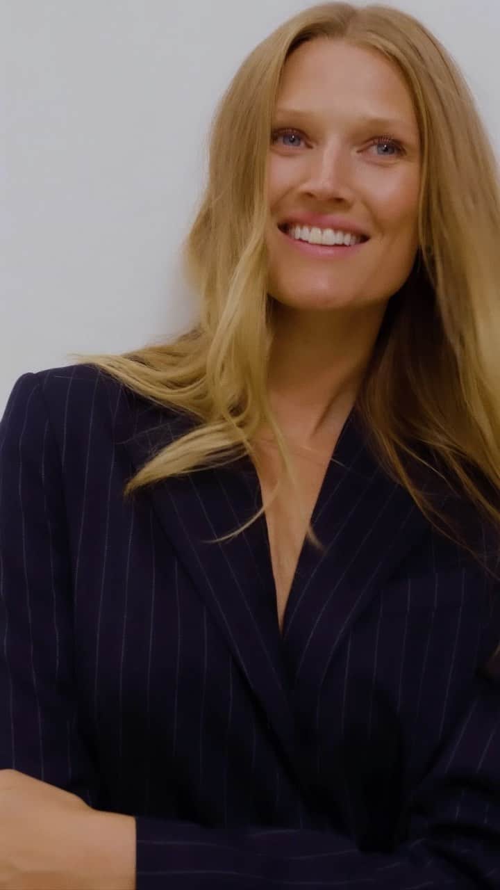 トニ・ガーンのインスタグラム：「Hope this is as much about you as it is me😮‍💨 I can’t wait to show you what @aboutyou and I created- launching Sep 6  #CoCreatedByAboutYou #Aboutyou」