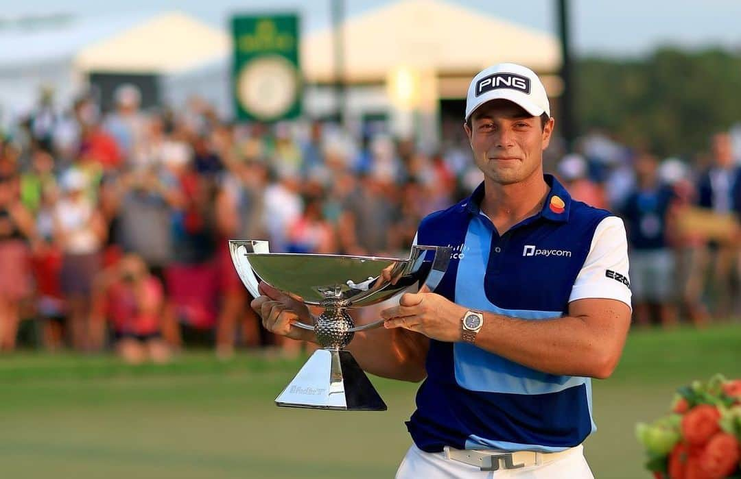 ビクトル・ホブランのインスタグラム：「So cool to go toe to toe with Xander. Great player, but even better person. Honored to be a FedEx Cup Champion.」