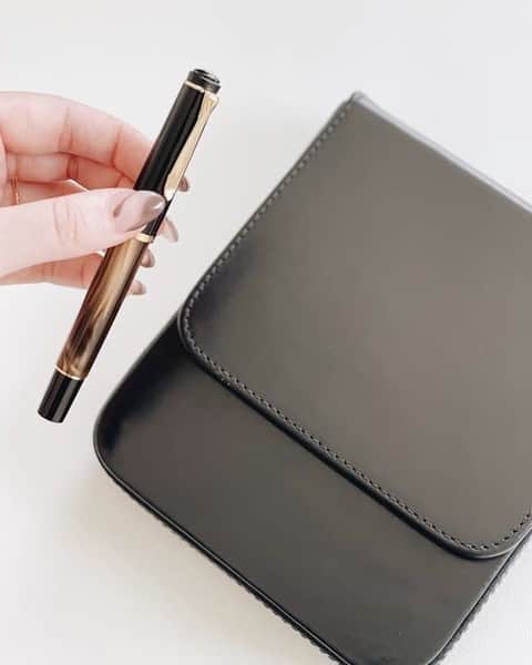 ペリカンのインスタグラム：「Keep it in style, like @michelle.lynn.designs does with her fountain pen and matching notebook.⁣ ⁣ #PelikanPassionCommunity #PelikanPassion」
