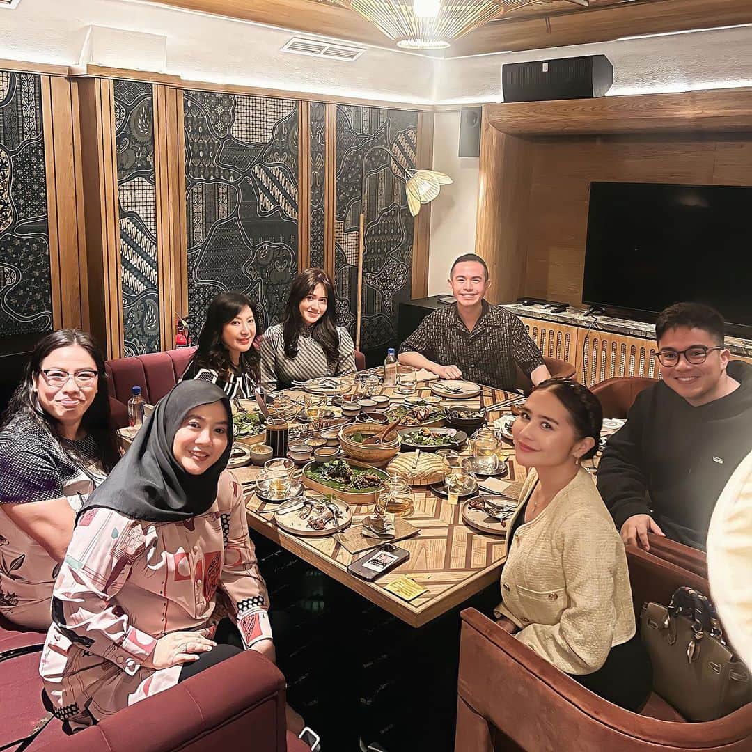 Prilly Latuconsinaのインスタグラム：「Next project @sinemaku.pictures @legacy.pictures   Paling seneng kalo meeting presentasi project-project kita ke depan. Selain karena gak sabar banget buat kerjainnya, di meeting kali ini juga kita bercerita tentang issue-issue atau keresahan yang ingin kita angkat ke film! Bisa saling kasih masukan dan sudut pandang yang beda-beda.  Gak sabar sekali sama judul-judul film Sinemaku Pictures untuk tahun 2024!   TUNGGU YAAA! 😛 Siap-siap tissue lagi gak yaaa??? 😂」