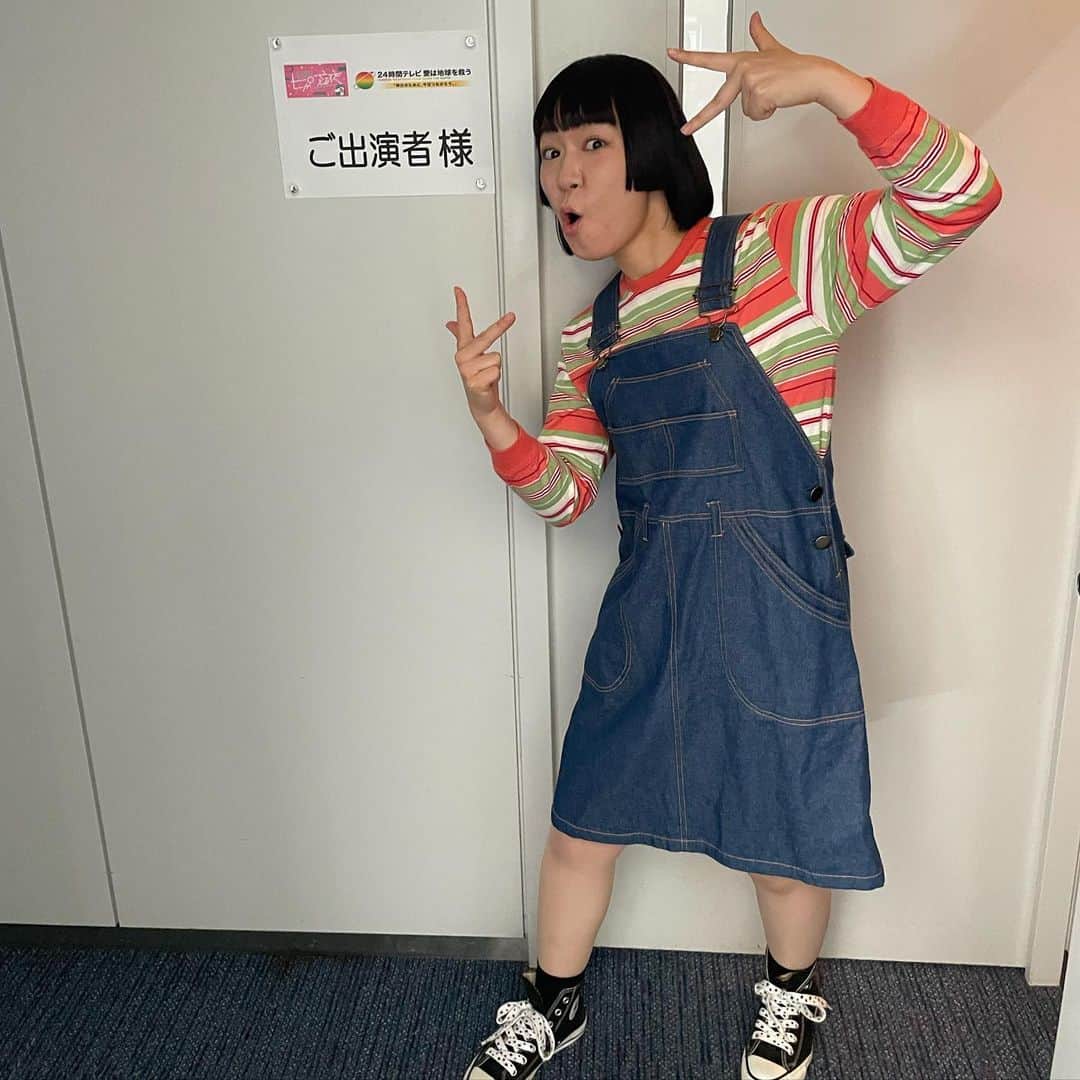 小島あやめのインスタグラム：「24時間テレビ『上田と女が吠える夜』 に出演させていただきました！ サプライズでの登場だったので、事前に告知ができず…😭 一瞬でしたが、ラップもダンスもトークもできて、 詰め込み最高でした！とても楽しかった！ やっぱりTV楽しいです！ 大久保さんとはめちゃイケぶりでした！ その他の雛壇のメンバーの中にも 何年かぶりにお会いする方が多くて嬉しかったです😭 続けてるといいことがあります！ 当時は子どもで24時間テレビの話があがっても出れなかったのですが まさかのこの歳になって出れるとは！ またいろいろ呼んでください！  観てくださり、ご感想などくださったみなさん ありがとうございます！  #24時間テレビ #上田と女が吠える夜 #ラップ #日テレ #マネージャーさん撮影 #たまたま別現場の偉いマネージャーさんが観に来てて1番喜んでた」