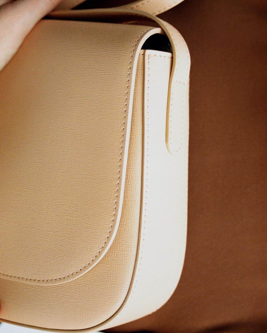 マンサー ガブリエルさんのインスタグラム写真 - (マンサー ガブリエルInstagram)「MG Classic Crossbody in Saffiano leather ❤️ Shop our reissued style on mansurgavriel.com #mansurgavriel」8月29日 20時57分 - mansurgavriel
