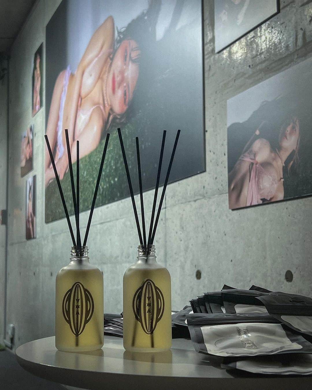 si ouxのインスタグラム：「[works] テラダアイ個展、香りの空間演出を担当させていただいております。  表題は “club ZOO -めす展3.0-“。 「愛」と「性」と「生」をテーマにした写真展です。  湧き上がるような野生性を想起させるエキゾチックさ そのなかにフレッシュさを潜め、けれども甘く官能的な香り。 心拍数の上がるようなイメージです。 この写真展のためだけに、特別に制作したオリジナルの香りです。  ギャラリーの扉を開くと同時に浴びる香りで、嗅覚から本展に没入してもらえたら嬉しいです。 また、同じ香りのフレグランスステッカーも販売中。 写真集がお手元に届く頃、フレグランスステッカーを開封しつつページを開く、なんて楽しみ方も素敵かも。  香り演出を担当しつつ、モデルとしても起用いただいており 私の写った作品群の空間もあります。 来週の日曜日まで開催中です、ぜひ足をお運びくださいませ！  —  AI TERADA Photo Exhibition “club ZOO -めす展3.0-“  【日時】 2023年8月25日(金)- 9月10日(日) 12:00~20:00 ※8月25日(金)は18:00閉館。18:00-21:00レセプション(関係者・招待制) ※8月31日(木)、9月6日(水)は休館  【会場】 Cloud Nine Gallery/クラウドナインギャラリー @c9gallery  (東急大井町線 緑が丘駅より徒歩1分) 〒158-0083 東京都世田谷区奥沢2-49-22  【参加モデル(順不同)】 MiQri/たいちゃん/si oux/広瀬りおな&だいち from 東京秘密基地/片岡沙耶  【協賛】 株式会社ミレバ  【技術提供】 内装・オブジェ:株式会社グレイ美術 香りの空間演出:si oux 音楽:SEKITOVA ヘア&メイク: ayami shimizu アシスタント:Aya Hirooka/Hiromi/ゆな」