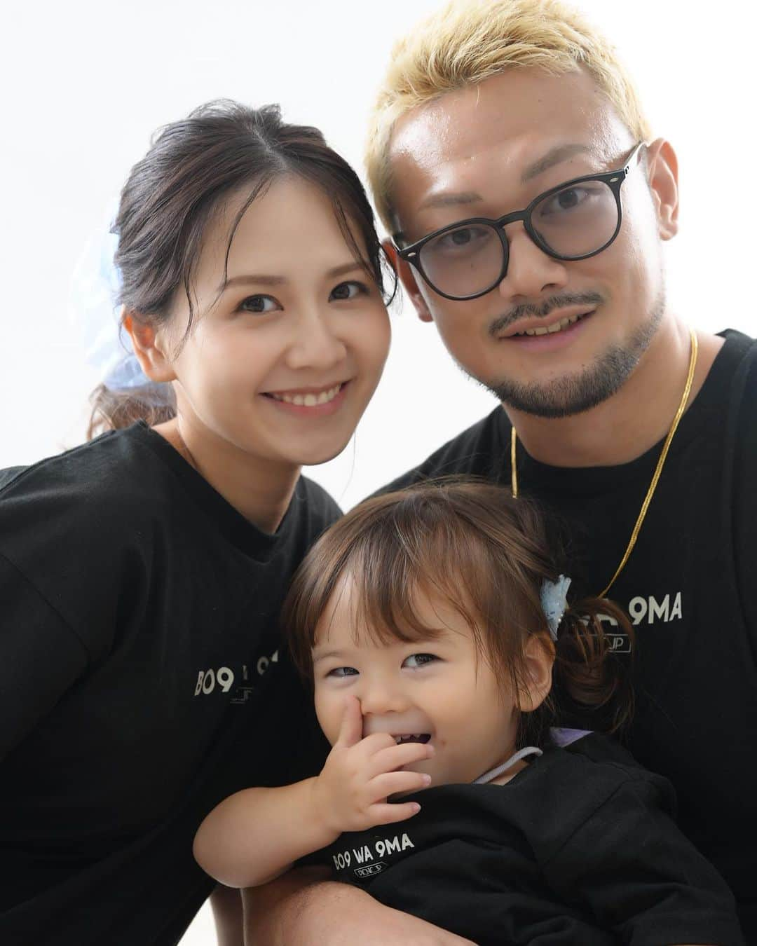 愛鷹亮のインスタグラム：「Aitaka family📸  3人家族ももうすぐ卒業 4人家族へ進化👍  この笑顔を守り続けるために闘い続けます🔥  今回も素晴らしい写真をありがとうございます‼️  Photo by Uozumi  #family #picture #photo  #家族 #家族写真 #撮影 #スタジオ #魚住誠一  #まるすたじお恵比寿  #malustudio」