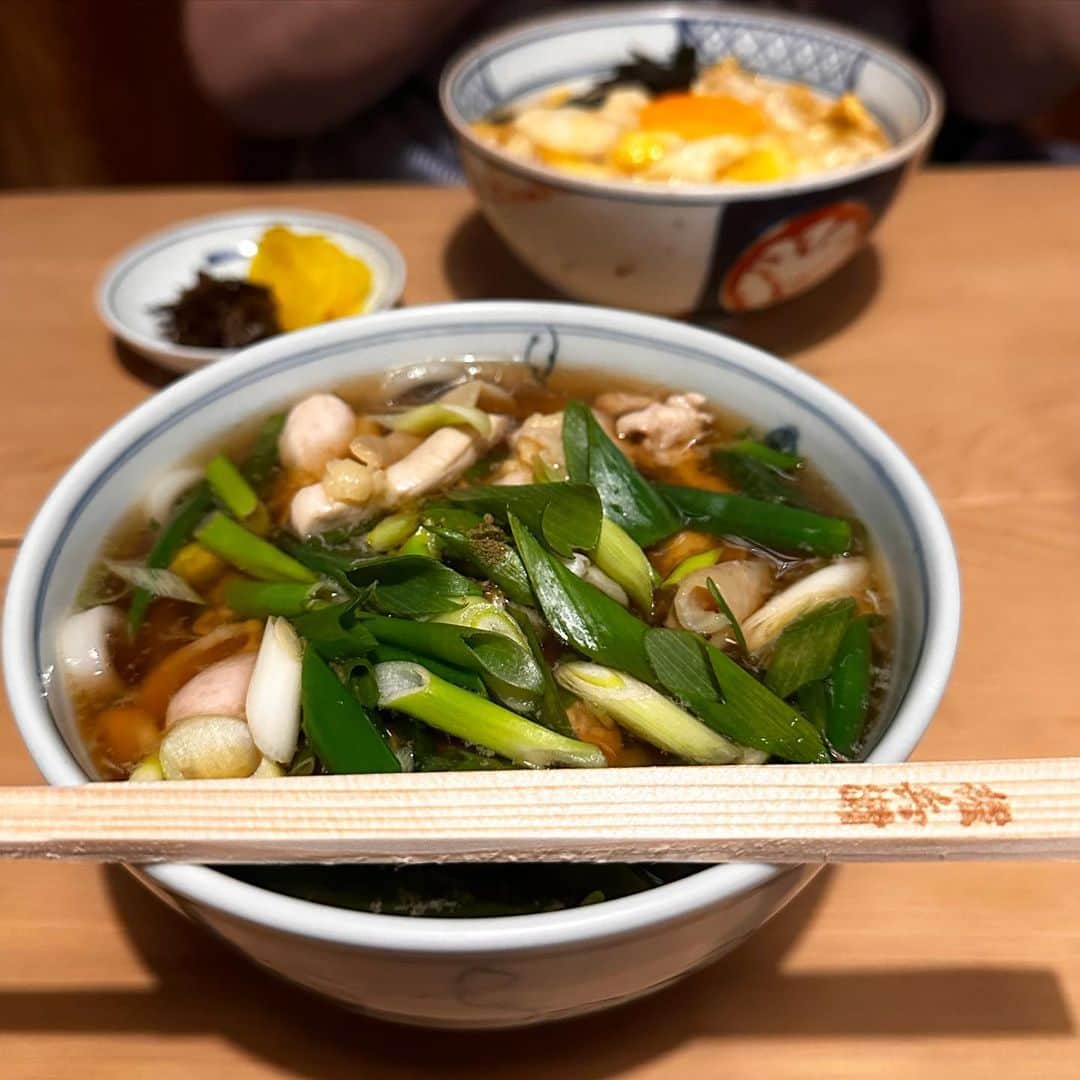 宮川大輔のインスタグラム：「京都の美味しいおうどん。 権兵衛さん。 鳥なんばいただきました。 このお店は僕のおじいちゃんも行ってたみたい。 お父さんはざるそば、お母さんは玉子丼。美味しかったぁ。 #京都 #祇園 #権兵衛」