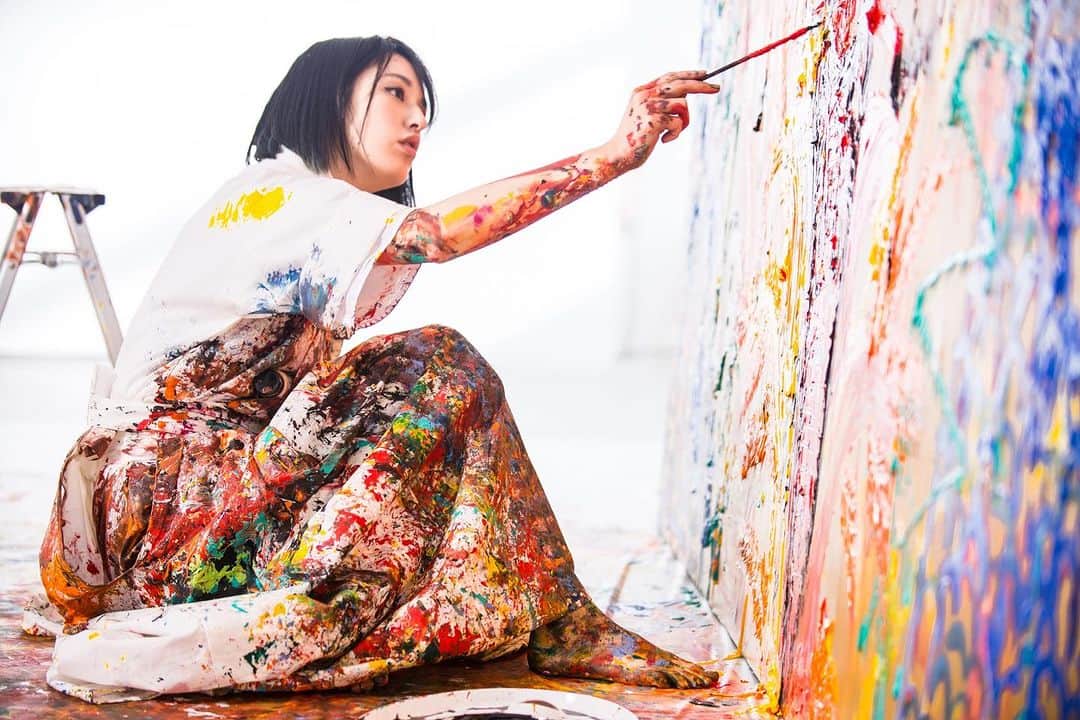 小松美羽のインスタグラム：「일본의 예술가 코마츠 미와(1984)는 그녀의 그림에 강한 영적인 감각을 불어넣는 것으로 유명하다. 서양의 재료인 아크릴 물감을 사용하면서도 동양 전통문화에서 영감을 끌어내는 그녀는 능숙하게 서양문화와 동양문화를 연결한다. 화이트스톤 갤러리 서울 개관 첫 번째 그룹 전시회 ‘𝙒𝙚 𝙇𝙤𝙫𝙚 𝙆𝙤𝙧𝙚𝙖’의 작품들 중에서 코마츠의 매혹적인 작품들이 중심을 이룬다. 특히, 코마츠는 정신적인 명상과 비슷한 라이브 페인팅으로 유명하며, 한국에서 처음으로 라이브로 페인팅을 선보일 것이다.  📲9월 2일 오전 11시 인스타 라이브를 통해 참여 가능 ——— Japanese artist Miwa Komatsu (1984) is renowned for infusing her paintings with a profound sense of spirituality. Often employing acrylic paint—a Western medium—while drawing inspiration from Eastern traditions, she adeptly bridges the gap between East and West. Within Whitestone Gallery Seoul’s inaugural group exhibition ‘𝙒𝙚 𝙇𝙤𝙫𝙚 𝙆𝙤𝙧𝙚𝙖,’ a captivating collection of Komatsu’s new works takes center stage. Notably, Komatsu is celebrated for her live paintings that resemble spiritual meditations and for the first time in Korea.  📲 Join us via IG Live with Komatsu on September 2 @11am (KST) ・ ・ #WhitestoneGallerySeoul #WeLoveKorea #MiwaKomatsu #Seoulartgallery #ソウル #ソウルアート #spirituality #painting #전시회추천 #일본예술가 #갤러리오픈 #미술스타그램 #국제미술 #현대미술 #전시오픈 #라이브페인팅 #일본갤러리 #용산구핫플 #용산구핫플레이스」