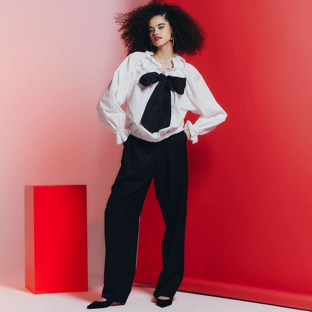 Double Standard Clothingのインスタグラム：「. NEW ARRIVAL 2023 AW COLLECTION  [TOPS] Sov. / スタンドフリルカラーボウタイブラウス price. 31,900円(税込) color. オフ / ブラック size. 36 / 38  ------------------------------------------ #doublestandardclothing #tokyo #DSC #sov #nightstore #fashion #ootd #2023AW」