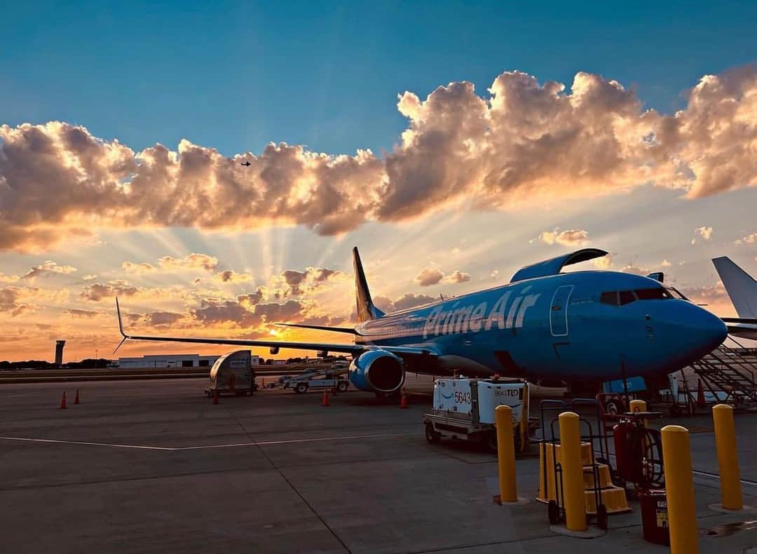 Amazonのインスタグラム：「Rise and fly! 🛫 Gearing up for another day of delivering smiles to the best customers in the world. #AmazonAir」