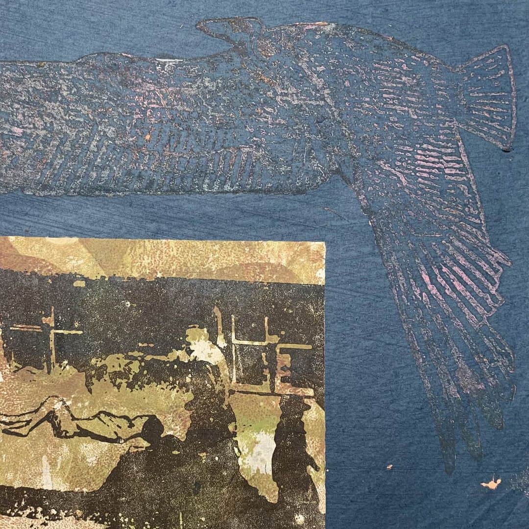 大英博物館のインスタグラム：「Our new free display showcases nine works on paper by the American artists Leon Golub and Nancy Spero.   Having met at the School of the Art Institute of Chicago in the late 1940s and married in 1951, Golub and Spero worked independently and in collaboration.   Both explored themes of war, torture, the corruption of power, violence, racial inequality and oppression although for Spero, women were always at the centre.   This work by Nancy Spero addresses the horrors of the Holocaust – the caption on the collaged image translates as ‘The Warsaw Cemetery was outside the ghetto. Special services collected and burned the corpses’. A woman’s body can be seen in the centre, with an eagle overhead.   🏛 See ‘Leon Golub and Nancy Spero: the Jon Bird gift’ on display in Room 90a until 17 September. Find out more and plan your visit via the link in our bio.   🔎 Nancy Spero (1926–2009), 'La Cimetière' (The Cemetery). Hand-printed woodblock with collage on indigo-blue dyed laid paper, 1993.   #BritishMuseum #ContemporaryArt #NancySpero」