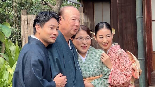 大久保麻梨子のインスタグラム：「爸媽結婚40年這一次我們計畫了給爸媽的大驚喜🫶🏻✨ 說好帶他們去北九州玩 結果安排好了 在很有氣氛的傳統日本建築裡面拍二度婚紗🎎 媽媽比較害羞的個性一度拒絕我😱 到底驚喜計畫有沒有成功讓爸爸媽媽開心呢🙈  両親の結婚40周年の記念にサプライズを計画しました。 北九州に遊びに行こうと誘って 着いたところは伝統的な日本建築の中和装で記念写真撮影！ 一度はシャイな母に断られたのですが🫠 さてサプライズ計画は無事成功して両親に喜んでもらえたでしょうか🙈  #婚紗 #婚紗攝影 #日式婚紗 #日式建築 #寫真 #家庭照 #全家福 #和服 #前撮り #前撮り写真 #結婚記念日」