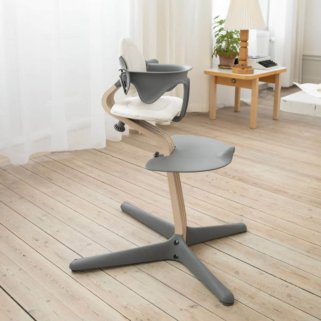 Stokke Japanのインスタグラム：「【やわらかく快適な座り心地のストッケ ノミ クッション】   今年リリースされたストッケ ノミの専用クッションは、多用途で機能的。  リバーシブルで、グレーとサンドの2 色展開なので、気分に合わせて付け替えが自由です。  その上パッドが厚めなので、より快適な座り心地を実現​しています。 大切なお子さまが毎日座るイスだから、お気に入りの一脚が見つかることを願っています。  Design: Peter Opsvik  #ストッケ #ストッケノミ #stokke #stokkenomi #ベビーチェア #ハイチェア #キッズチェア #子供椅子 #離乳食 #離乳食準備 #お食い初め #成長記録 #離乳食初期 #ハイチェアデビュー #大人まで使える #初めての一生もの #令和5年ベビー #生後5ヶ月 #生後6ヶ月 #ハーフバースデー #新米ママ #出産準備リスト #出産準備 #北欧インテリア #北欧の子育て #シンプルインテリア #モダンインテリア #デザイナーズチェア」