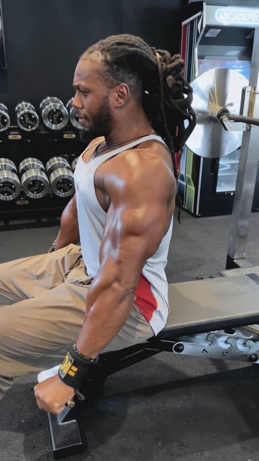 Ulissesworldのインスタグラム：「Come train Triceps with me 💪🏾🔥  If you’re looking to define that horseshoe and get those triceps popping Give this workout a try ✌🏽The triceps make up 70% of an arm's total mass, making it the best muscle for filling shirt sleeves. So here’s the perfect tricep workout to get that fuller arm pump 🔥  Exercises: 1. Triceps Rope Press-downs  2. Weighted bodyweight dips 3. Superset with weighted bench dips 4. Drop-set bench dips 5. Finish with close grip bench press」