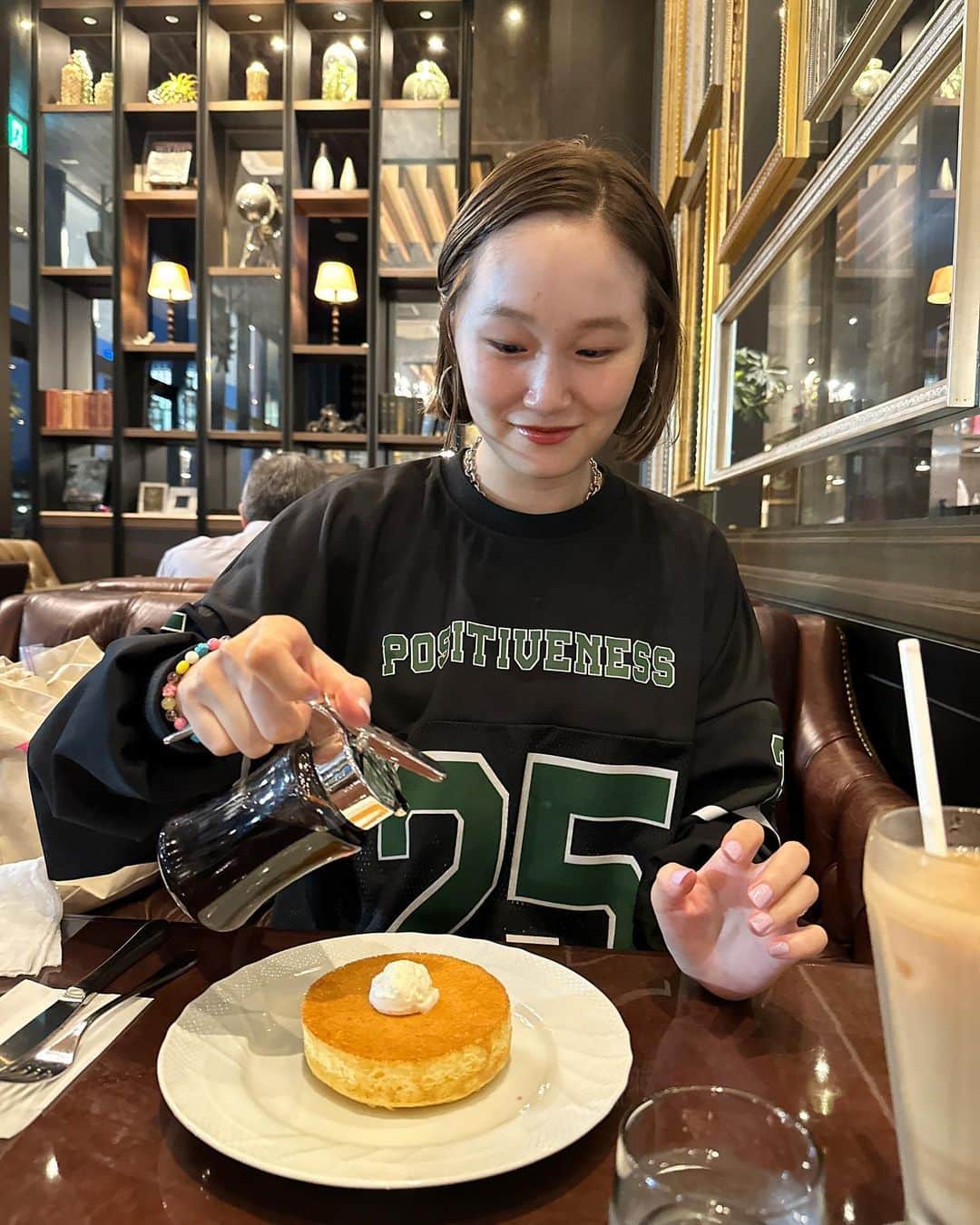 青木美緒のインスタグラム：「お休み☕️🥞🍯👶🏻 久しぶりにパンケーキ食べた🍴 . サンリオでネームタグ作ったら 苗字みたいになった👶🏻🥹笑 (名前は依兎　いとちゃんです🐰 #令和5年ベビー #nugu」