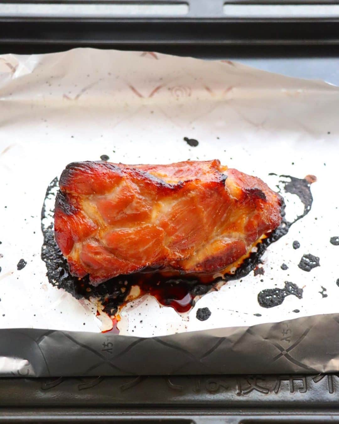 松本有美さんのインスタグラム写真 - (松本有美Instagram)「【レシピ】 ⁡ 漬けて焼くだけ！ はちみつみそ焼豚 —————————————— ⁡ ⁡ こんばんは＾＾ ⁡ ⁡ 今夜のレシピは焼豚です ⁡ ⁡ オーブンで焼く料理って なんだか難しくてハードルが高そうに見えて 実はとっても簡単で楽ちん♪ ⁡ 特に焼豚は下味をつけておいて 食べたい時に焼く！ ⁡ シンプル！！✨ ⁡ ⁡ すぐに食べたい日は フォークで狂ったように穴を開けw ⁡ 安かったから買ってきたけど いたんじゃうから 下味をつけて冷凍保存しておこう ⁡ 数日後疲れたなぁという日に これがあった！過去の私ありがとう🍀 といった感じでよく作ります＾＾ ⁡ ⁡ はちみつ、おみその下味が特にお気に入りです はちみつは柔らかく仕上げてくれて 砂糖とは違って高温で焼いても焦げにくいです とはいえ醤油や味噌の焦げた味わいが とってもおいしいので 程よくまわりを焦がすのがおすすめです＾＾ ⁡ ⁡ ⁡ ⁡ ⁡ はちみつみそ焼豚 ————————— ⁡ 【下味冷凍保存ー約1か月】 【焼上済冷蔵保存ー約1週間】 ⁡ (4人分) 豚肩ロース肉(塊)  400g Aはちみつ　　　　大さじ3 Aみそ　　　　　　大さじ1/2 Aしょう油、酒　　各大さじ2 Aおろしニンニク(チュウブ)  小さじ1 ⁡ ⁡ ⁡ 【作り方】 ⁡ 1 ポリ袋に豚肉、Aを加えてよくもみこみ、空気を抜いて封をとじ、冷蔵庫で6時間〜12時間ほど漬ける。 ⁡ ⁡ 2 オーブンを180度に予熱し、天板にオーブンシートを敷き、1のタレをきって乗せ、35分ほど焼き、食べる際に切り分ける。 (焼き上がり5分前につけだれを表面に塗ると照りがでますよ) ⁡ ⁡ 3 2のタレを小鍋に入れ、水大さじ4を足して弱火にかけ、沸騰してから2〜3分ほど加熱し、お好みで2にかけていただく。 ⁡ ⁡ ⁡ ☑️ポイント ⁡ ◉豚肉は全体にフォークで穴をあけておくと味染みが早くなりますよ。　 ⁡ ◉焼き時間は同じgでも厚み(太さ)があると、焼き時間が長くかかる場合があります。竹串を刺し、透明感のある肉汁が出てくれば火が通った目安になります。濁った白っぽい肉汁が出てきた場合は、5分ずつ追加して焼いて下さいね。 ⁡ ⁡ ◉工程3でタレを煮詰める際、アクは取り除いて下さいね。生肉を漬けていたタレなので、煮詰まらないよう水を足してしっかり加熱して下さいね。 ⁡ ◉焼き上がりを保存する際は、切らずにタレを上からかけ、密閉して冷蔵保存して下さいね。焼き上がりを冷凍保存する場合は、保存袋に入れて、なるべく空気を抜き約3か月冷凍保存可能です。解凍して召し上がって下さいね。 ⁡ ⁡ 　 ⁡ ⁡ ⁡ ☕️threads はじめてみました☕️ ———————————————— ⁡ 普段のごはんやスイーツ、日常などいろいろ写真と共にリアル日常を綴ってます ⁡ https://www.threads.net/@yu_mama_cafe ※ハイライトからお気軽に♪＾＾ ⁡ ⁡ ⁡ ⁡ ⁡ ⁡ 🍩ドーナツ専門店&オンラインshop🍰 ———————————————————- ⁡ @one_for_two_yuumama ⁡ ⁡ ⁡ ⁡ ⁡ ⢀⢀⢄⁎❄︎⁎⢄⢀༶⁎❄︎⢀⢄⢀⢀༶⁎❄︎⢀⢀⢀ ⁡ 🌸\\新刊が発売になりました//🌸 ⁡  ゆーママの簡単！　 　　　節約レンチンごはん  -——————————————— 　　ほぼコンテナに入れるだけ！ 　　　　(冷凍つくりおき) ⁡ \分かりやすい重ね順イラストも掲載/ ⁡ ⁡ ⁡ ____________________________________ 料理研究家#松本ゆうみ#ゆーママ#時短レシピ#かんたんレシピ#節約レシピ＃アルモンデ#野菜レシピ#サラダ#焼豚#下味冷凍#冷凍つくりおき#豚肉レシピ#オーブン#焼豚レシピ#みそ#はちみつ」8月29日 21時02分 - yu_mama_cafe