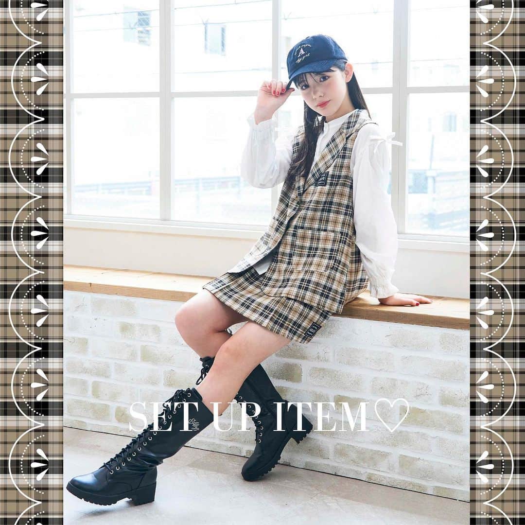 のインスタグラム：「. NEW❤︎❤︎❤︎  そろそろ秋アイテムが欲しくなる時期😉 インナーを変えて今から秋まで着れるセットアイテムをご紹介❣️ ▶︎ベストセットアップ&ブラウス3点セット ¥7,590(税込)  トレンドのベストセットアップは、一気にトレンドみえできる&大人っぽい雰囲気✨ ブラウスは肩のリボンや袖口のギャザーがガーリーみえ🎀  詳細は2枚目以降をタップしてね👆💞  #ALGY #アルジー #秋コーデ #ベストコーデ #セットアップ #ブラウスコーデ #ロングブーツ」