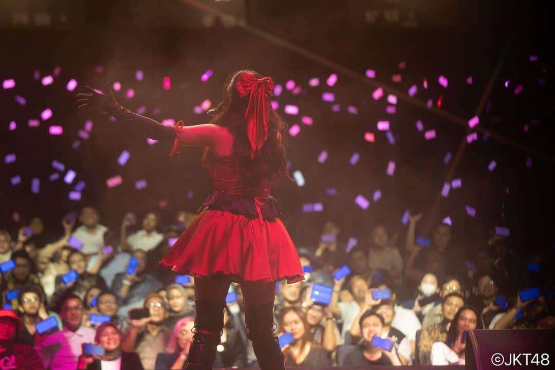 のインスタグラム：「I still can’t move on from the beginning mini concert! 🥹💗 Terima kasih banyak buat dukungan dan kehadirannya, selama show bener2 berdebar karena bahagia ngeliat kalian semua 🥹 • Terima kasih untuk semua kakak2 staff JKT48 yang udah bantuin aku, terima kasih kak @puga.prdiasrn & kak @dwiranirtn udah bersedia bikin baju inii makin gemes😍 • Makeup : @c._jpeg  Hair : @iloaindonesia @dianasap9」