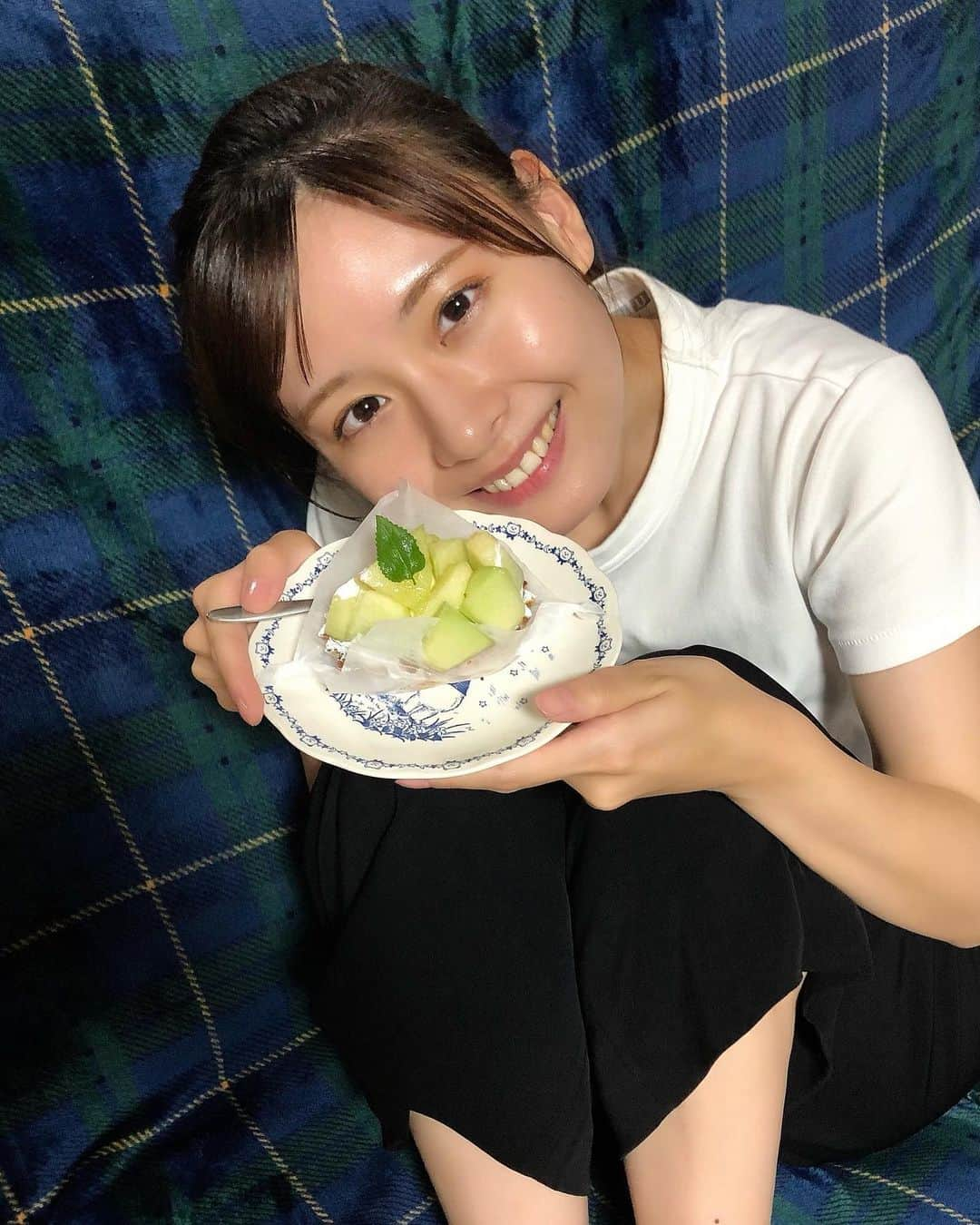 望木聡子のインスタグラム：「地元はあたたかい🍈  甘いものの中ではダントツで #メロン が好きですが、 頻繁には食べられないので 出会えたときの多幸感ときたら✨  インスタを始めてきのうで4年になったみたいです。 フォロワーの方が教えてくださいました！ 皆さん、いつもありがとうございます😆  #いただきもの #地元 #三重県 #津市 #ウレタノカフェ #プライベート #実家 #白T #ポニーテール #もっちー は #むっちー へ… #メーテレ #アナウンサーになりたい  #メーロメロアンバサダー #望木聡子」