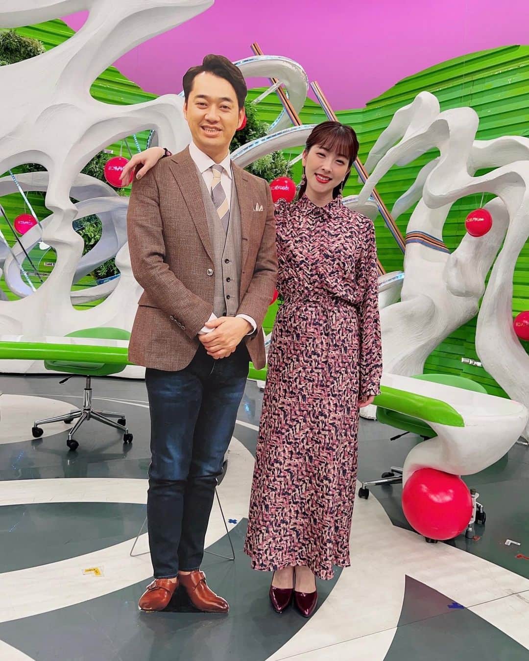 【公式】『ノンストップ！』のインスタグラム：「・ 毎年恒例の 設楽さんパネルとの肩組み写真🤫  #三上真奈 @mana.mikami47  #衣装」
