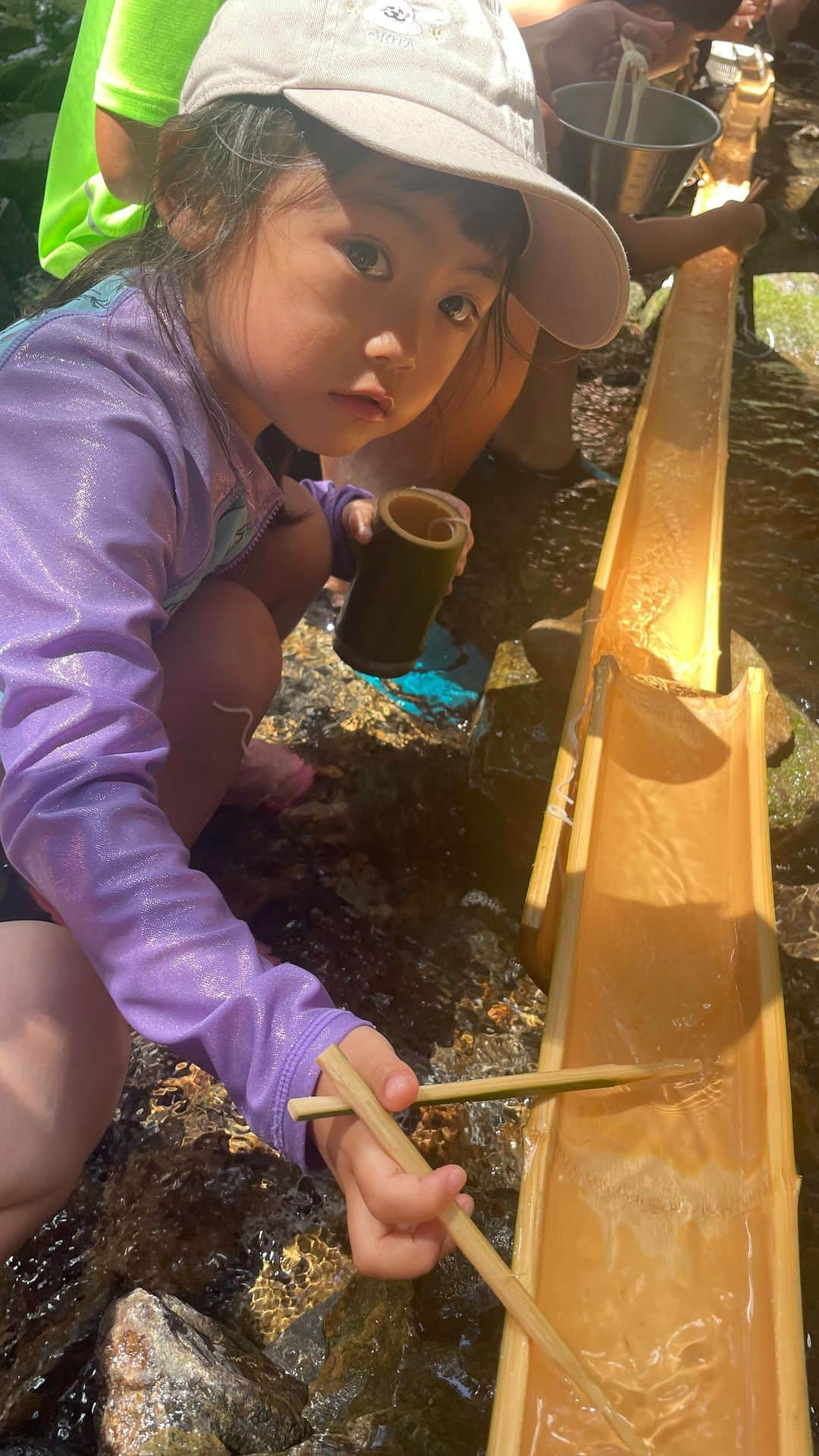 川畑ありさのインスタグラム：「夏休みももう終わりかけやな~🌻♡  この前の丹波篠山での流しそうめんが 幸の極みだったので残しとこうと😌🙏♡  川で食べる流しそうめん格別すぎて😭 ホンマに美味しかった😭😭 緑に囲まれて景色も最高やし😭♡  にこなづも楽しんでくれてたし、めちゃ食べてた🤣w  当分ええわ、素麺😂ってなるくらい食べたけど 今日のお昼もそうめん食べたてwww  むしろそうめん愛さらに強なった♡♡ww  今年の夏も最高に楽しくて大満足✌️♡♡  #にこなづ#流しそうめん #夏休み#丹波篠山#女の子#女の子ベビー」