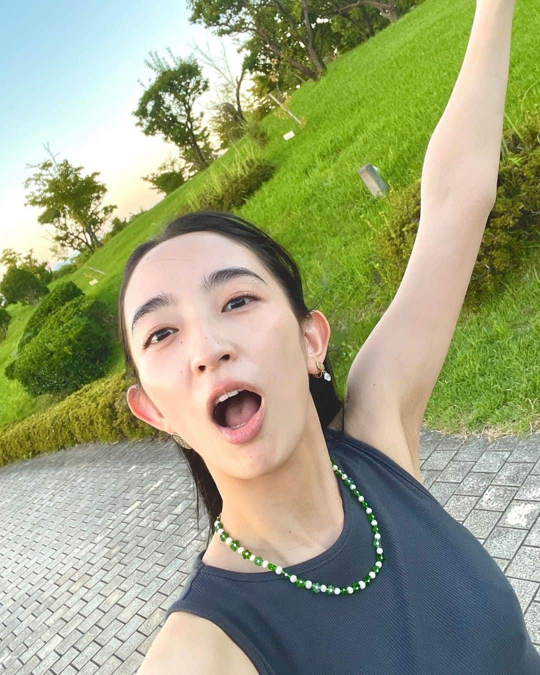 辻祐香さんのインスタグラム写真 - (辻祐香Instagram)「. 母と少し遅れた夏休み堪能しておりました🌻  毎年どっかに二人で行ってるけれど、この年齢になると娘と言っても立派？な大人なので親子っちゅうよりは女子会みたいになるんですわね。  お互いマシンガントークしながらたっぷりと夏を堪能して回復して来ました✨  今年の夏は暑くて汗だくだけど日が短くなってくると待ってえええまだ行かないでえええってなるね。笑  . . .  #親子旅行 #女子旅最高  #熱海旅行  #初島 #acaoforest」8月29日 21時04分 - kanon_tsuji0819