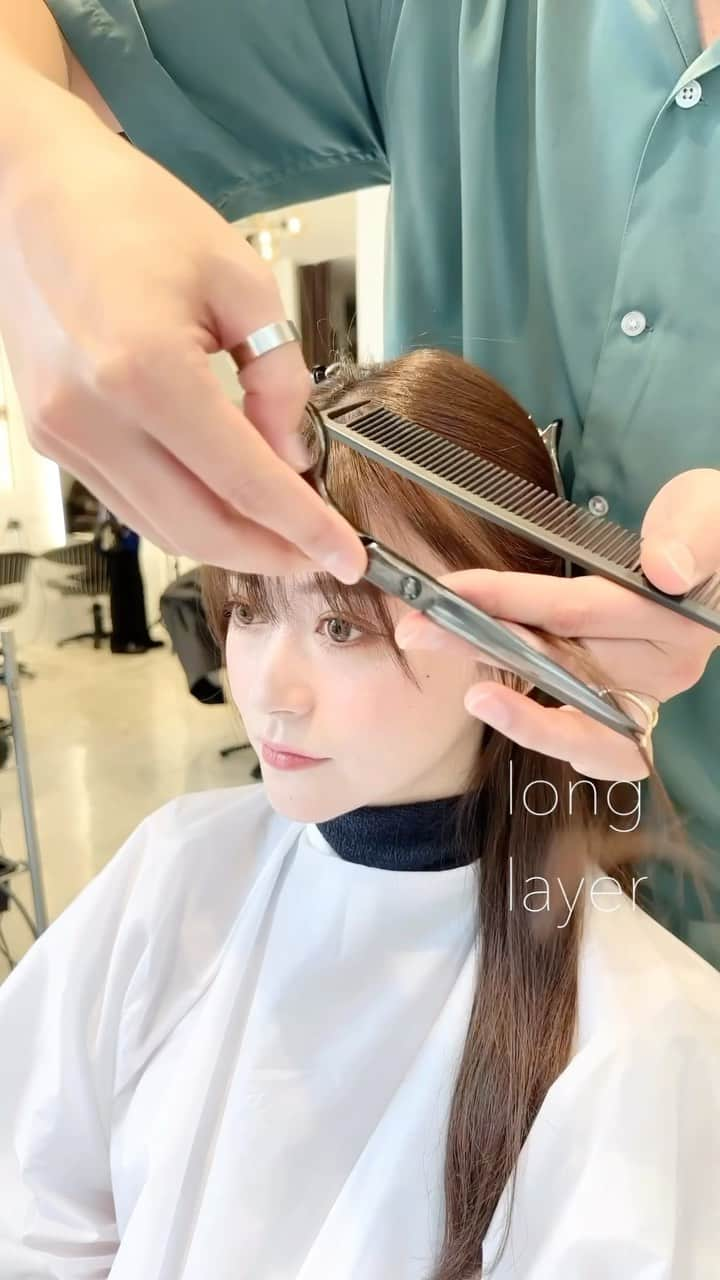 齋藤純也のインスタグラム：「ロングレイヤースタイル✂︎  顔まわりから繋がる束感のあるデザインがこだわりです 骨格と輪郭と髪質に合わせて誰よりも似合うを追求したヘアスタイルを♩  ✴︎PRICE✴︎ カット✂︎7700円 カラー✂︎7700円  カットなしの場合シャンプーブロー料金+2200円 カラーはトリートメントin処方で圧倒的な艶感と手触りをプラスします。 ブリーチor3Dハイライト施術はプラス7700円です。 パーマ✂︎7700円 トリートメント✂︎種類多数によりカウンセリングで決めさせていただきます。5500円〜11000円 縮毛矯正✂︎17600円、前髪のみは6600円 ・ ネット予約が×の所もお電話かDMで時間調整できますので気軽にご連絡ください！ kelly.表参道本店　A1出口より徒歩45秒 東京都渋谷区神宮前5-2-5 JY表参道ビル２Ｆ kelly. ・ ・ ✔️群馬県伊勢崎市で出勤するスケジュールは隔週水曜日です。 群馬店は料金が異なります、お問い合わせください 群馬のご予約はＤＭまたは ホットペッパービューティーで  kelly. by L.O.G 検索✂︎ 在籍日程が少なくて申し訳ありません。 薬剤は最新のものを揃えました 群馬県伊勢崎市宮前町146-1」