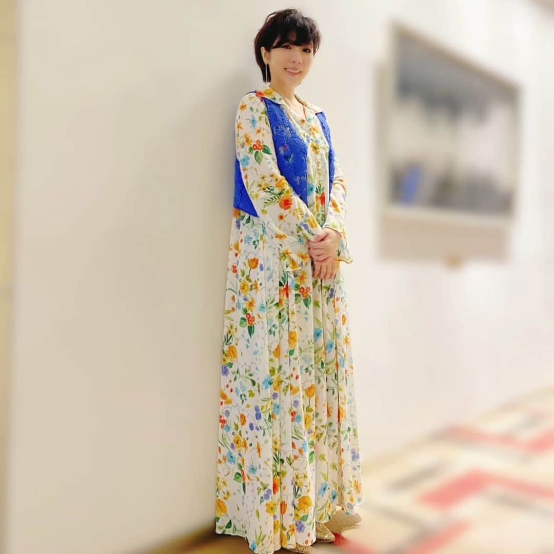 岡本真夜のインスタグラム：「「踊る!さんま御殿!」 ありがとうございました✨️ 未だにテレビ慣れしない２８年選手です、笑。 今後とも、よろしくお願いいたします😆  #さんま御殿 #衣装 #yukikohanai #花井幸子 #明石家さんま」