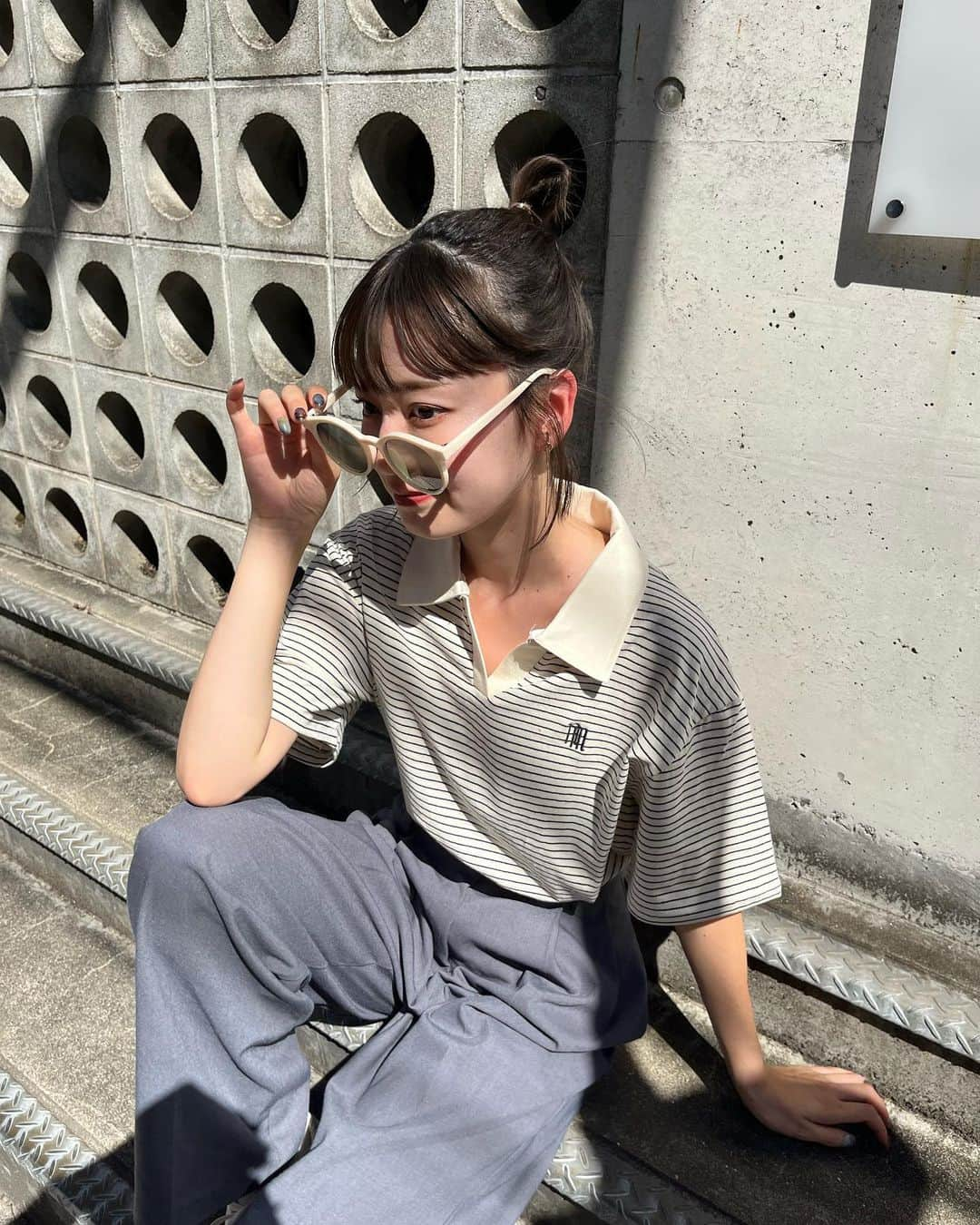 吉田南歩さんのインスタグラム写真 - (吉田南歩Instagram)「外がだいすきすぎて 最近の私の仕事場所ここです🤲🏻✨笑  ㅤㅤㅤㅤㅤㅤㅤㅤㅤㅤㅤㅤㅤ 今日はとってもカジュアルな日〜😽 白サングラス×ボーダー 可愛すぎる✊💕 ㅤㅤㅤㅤㅤㅤㅤㅤㅤㅤㅤㅤㅤ グレーのスラックスって 海外スクール感出るからすきなんだよね〜☺️ #ななほコーデ」8月29日 21時08分 - nanaho_yoshida