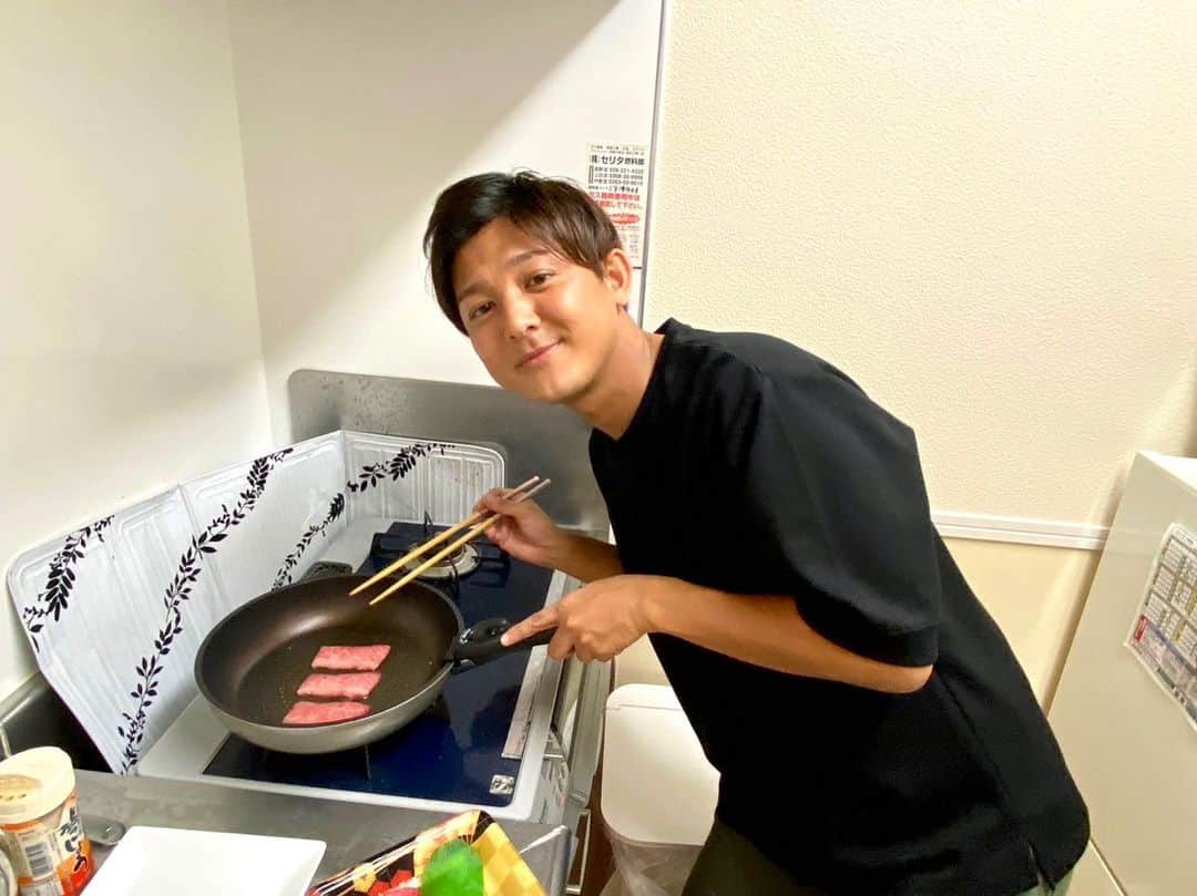 のインスタグラム：「★ #焼肉の日 ということで、焼肉。  仕事頑張った日は焼肉。 今日は休みだから焼肉。 何だか肉が呼んでるから焼肉。  そんな感じで結構な頻度で焼肉食べてます🥩  ありがとう焼肉。  ちなみにお家で焼くときは、ジューって効果音つけて焼いてます😎  #焼肉 #肉 #料理 #グルメ #長野県 #長野 #信州牛 #長野放送 #アナウンサー #松山航大」