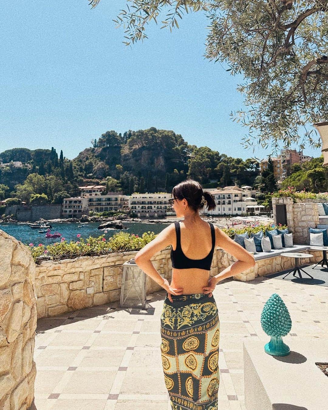 のインスタグラム：「2023の夏の幕も閉じようとしています。  今までで一番夏を夏だって感じながら 毎日朝起きた気がします☺️  朝から暑いからではありません。  大好きな海に行ったり、大好きな仲間と夏を知ったりと、私の中では夏の目標を叶えたような日になりました。  お仕事でも旅ができたりほんとに楽しい楽しい月日が私を通り過ぎました🌿  大人になっても夏は楽しいと、 季節と仲間が教えてくれました♡  かといって、いつも写真を撮り忘れるため "本当かいな"ってほど証拠写真はないので、言葉で言ってるだけなんじゃないかと 思われてしまったらそこまでです🍉  でも私の頭や胸に溜まった楽しみアルバムは ぎゅうぎゅうでページはあまってません📕  っていうことで 秋のリーダー9月になっていくんですね🍂  やっぱり夏大好き人間としては、 さよならと夏に捧げるのは寂しいですが秋も冬も楽しいアルバム作りできたいです☺️✨  皆様はどんな夏を手に入れたんでしょ🩶」