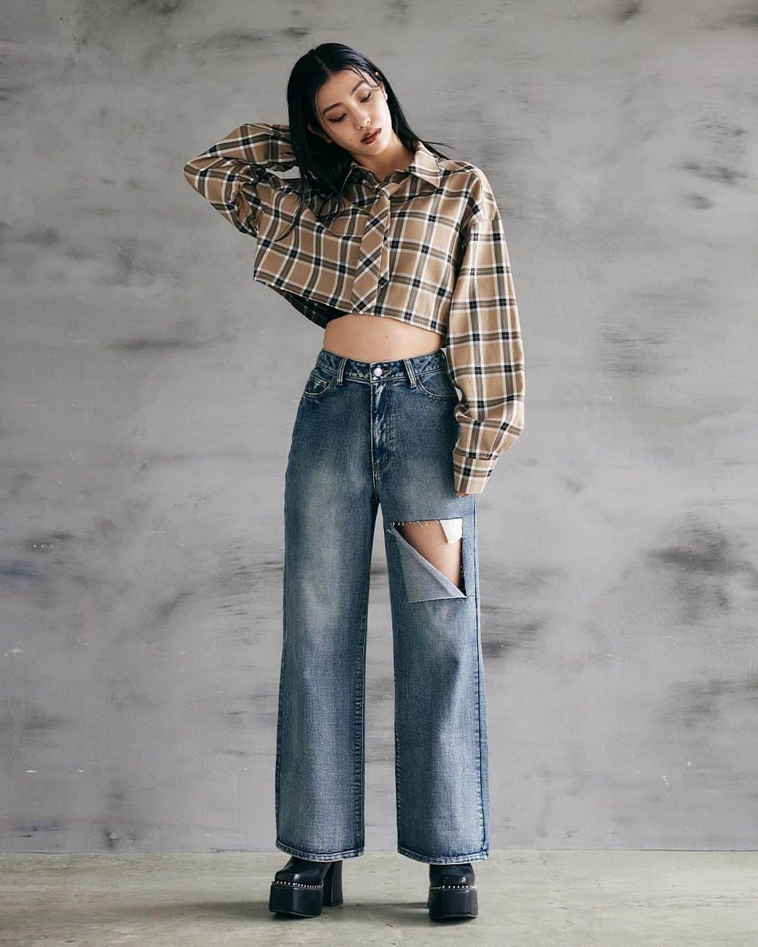 ENVYMのインスタグラム：「【𝟗.𝟐 𝐏𝐑𝐄𝐎𝐑𝐃𝐄𝐑 ❤️‍🔥】 ⁡ ✔︎︎︎︎ネクタイSH color/WHITE/BEIGE/GRAY price/¥7,590 ⁡ 9/2~ENVYM WEBSTOREにて予約販売START🌱 ⁡ ■ポイント 今季大トレンドのネクタイシャツ。 ENVYMではクロップド丈で合わせやすく仕上げました。 ⁡ ■ディティール シャツとネクタイは同生地を使用しているので挑戦しやすく、合わせやすいのも嬉しい！ シャツの袖はギャザーを入れクシュっとしたフォルムがポイント。 ネクタイはワンタッチでつけられます。 ⁡ ■スタイリング デニムでカジュアルに、ミニスカートでとことんスクール風なコーデも◎ 上からジャケットを羽織っても可愛いです！ ⁡ ⁡ ---------------------------------------- ⁡ TGC出展決定✨️ ⁡ 第37回マイナビ東京ガールズコレクション2023AUTUMN/WINTER 開催日時：2023年9月2日（土）開場12:00,開演14:00,終演21:00（予定） ⁡ #ENVYM#2023AW」