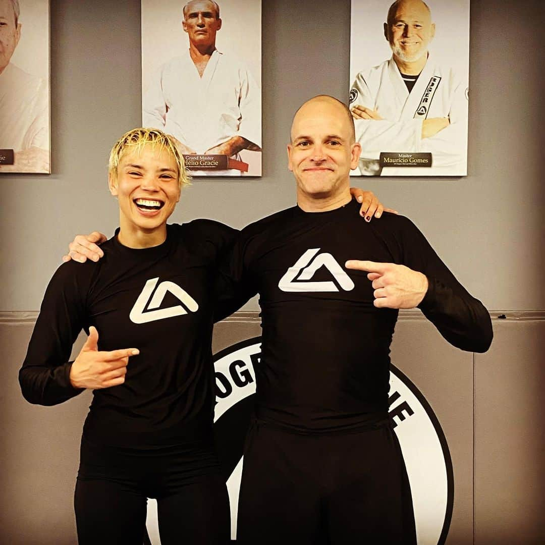 ジョニー・リー・ミラーさんのインスタグラム写真 - (ジョニー・リー・ミラーInstagram)「Great training today with the powerful @grandmasterhan @rogergracieacademy #notthefaceigotworklater #nogi #jiujitsu」8月29日 21時10分 - jonnylmiller