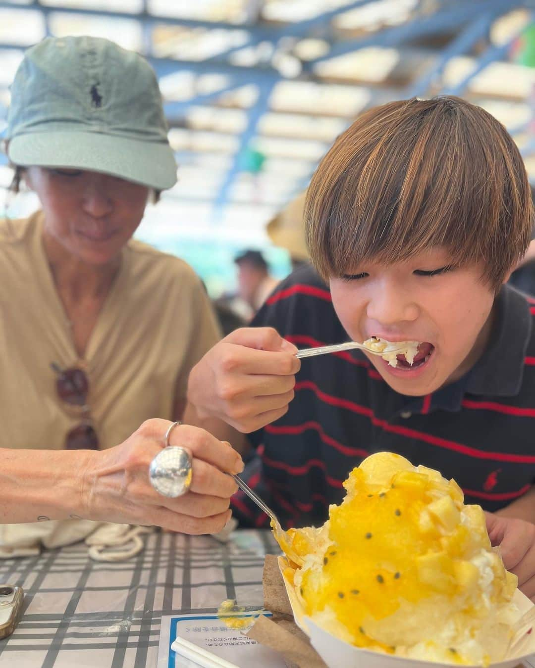 Megさんのインスタグラム写真 - (MegInstagram)「久々の沖縄旅  息子との2ショット大量(🧑🏾がたくさん撮ってくれた) こんなにたくさん一緒に撮れるなんて旅行の時の特権！ 毎年楽しみだった旅行がコロナで行けなくなり早3年？いや4年？成長期に家族旅が停止されたのはかなりの痛手だったけど少しずつ取り戻せたらいいな 久々の旅行で改めて色んなことを感じて噛み締めて良い時間を過ごせました  お店の情報を教えてくれたみんなありがとう！！  #沖縄 #2023 #旅」8月29日 21時10分 - meg_swellvtg