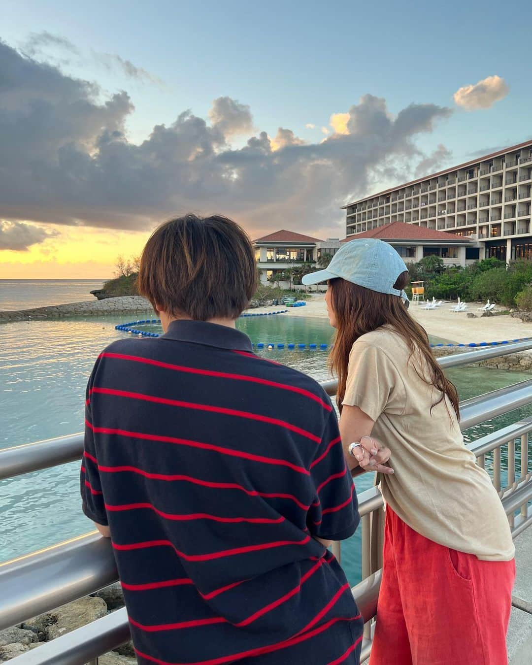 Megさんのインスタグラム写真 - (MegInstagram)「久々の沖縄旅  息子との2ショット大量(🧑🏾がたくさん撮ってくれた) こんなにたくさん一緒に撮れるなんて旅行の時の特権！ 毎年楽しみだった旅行がコロナで行けなくなり早3年？いや4年？成長期に家族旅が停止されたのはかなりの痛手だったけど少しずつ取り戻せたらいいな 久々の旅行で改めて色んなことを感じて噛み締めて良い時間を過ごせました  お店の情報を教えてくれたみんなありがとう！！  #沖縄 #2023 #旅」8月29日 21時10分 - meg_swellvtg