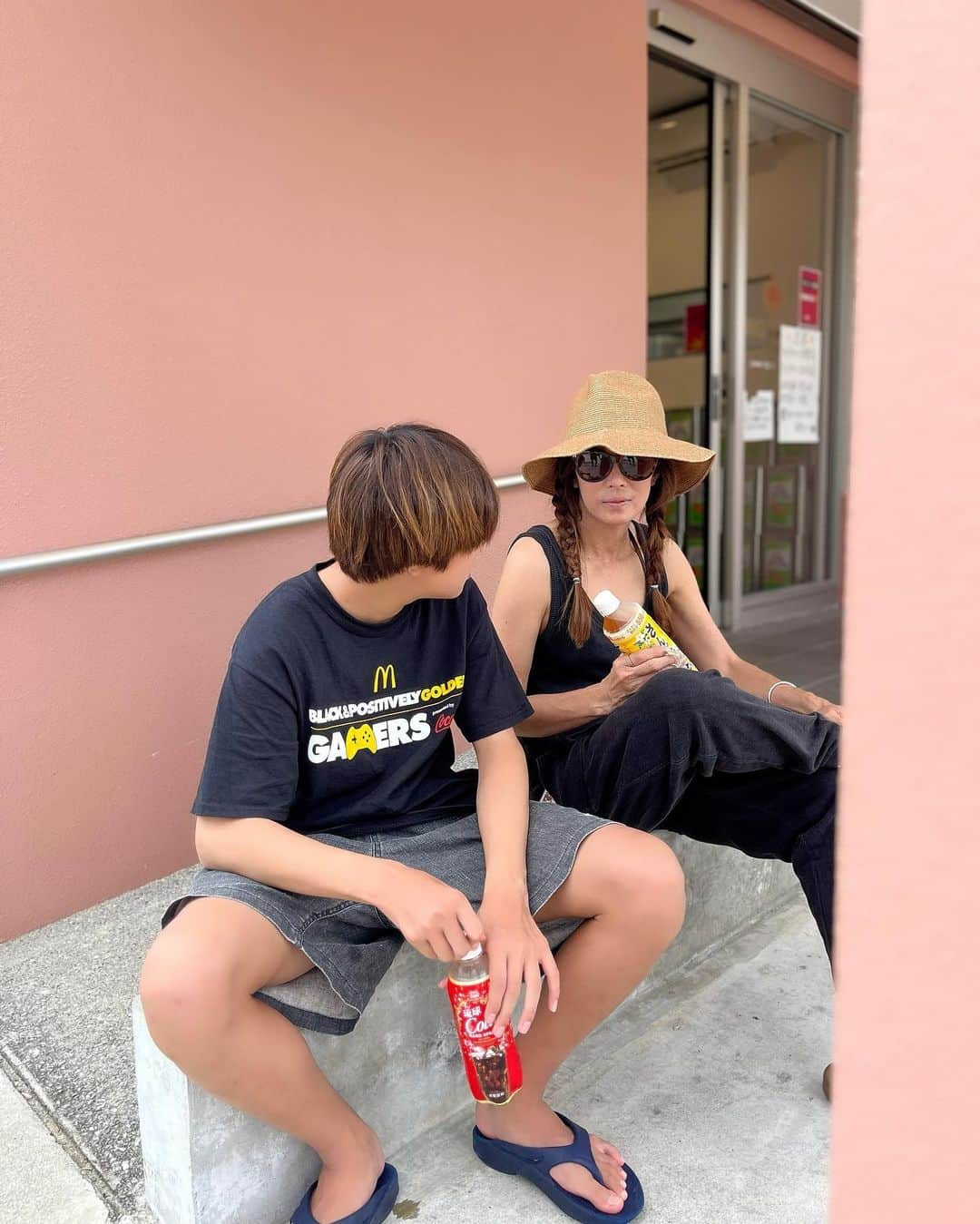 Megさんのインスタグラム写真 - (MegInstagram)「久々の沖縄旅  息子との2ショット大量(🧑🏾がたくさん撮ってくれた) こんなにたくさん一緒に撮れるなんて旅行の時の特権！ 毎年楽しみだった旅行がコロナで行けなくなり早3年？いや4年？成長期に家族旅が停止されたのはかなりの痛手だったけど少しずつ取り戻せたらいいな 久々の旅行で改めて色んなことを感じて噛み締めて良い時間を過ごせました  お店の情報を教えてくれたみんなありがとう！！  #沖縄 #2023 #旅」8月29日 21時10分 - meg_swellvtg