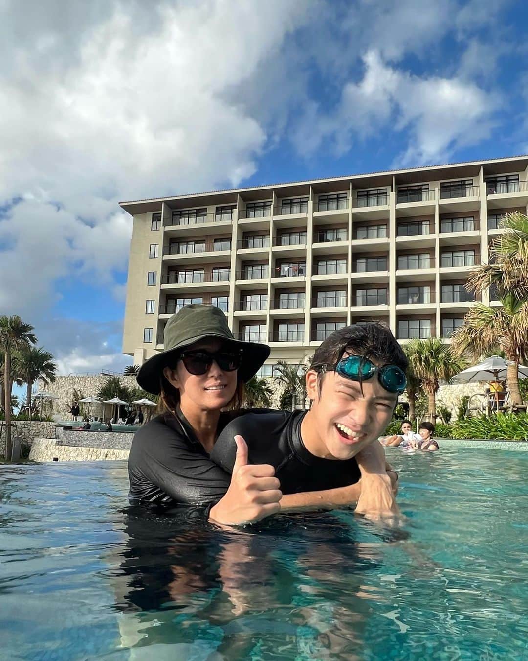 のインスタグラム：「久々の沖縄旅  息子との2ショット大量(🧑🏾がたくさん撮ってくれた) こんなにたくさん一緒に撮れるなんて旅行の時の特権！ 毎年楽しみだった旅行がコロナで行けなくなり早3年？いや4年？成長期に家族旅が停止されたのはかなりの痛手だったけど少しずつ取り戻せたらいいな 久々の旅行で改めて色んなことを感じて噛み締めて良い時間を過ごせました  お店の情報を教えてくれたみんなありがとう！！  #沖縄 #2023 #旅」