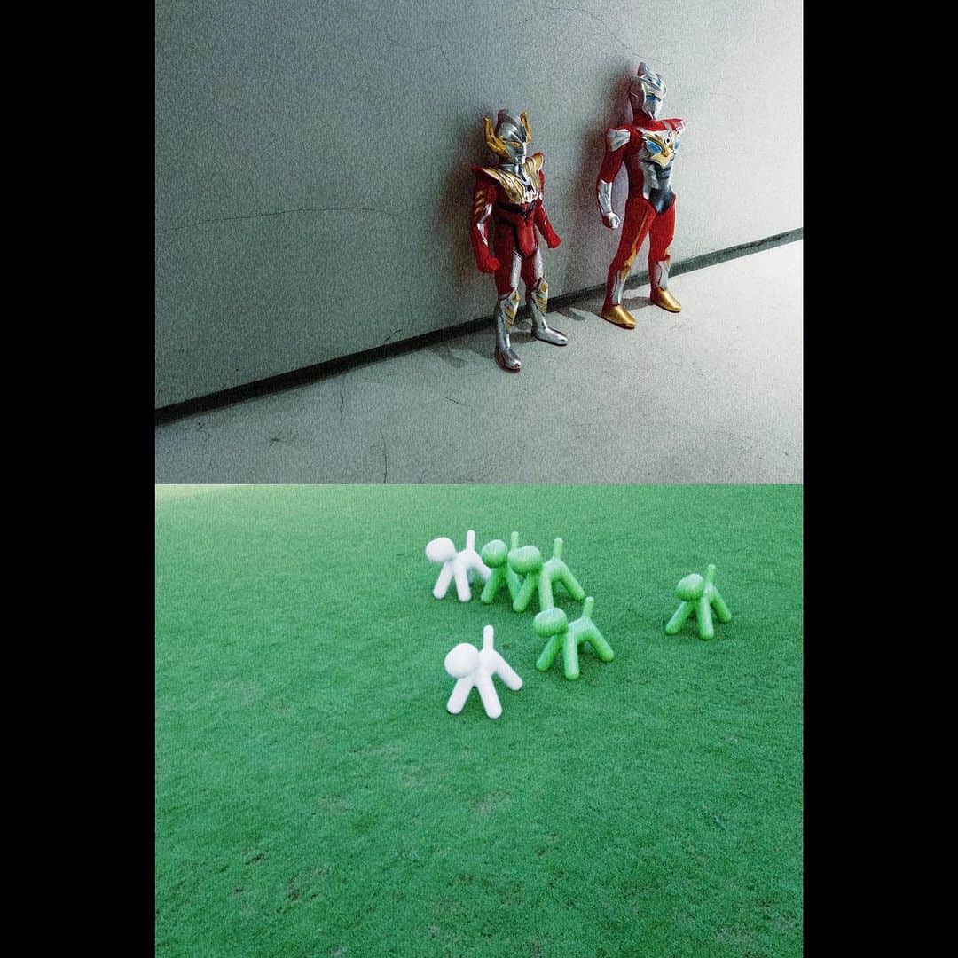 ウェイ・ルーシュエンさんのインスタグラム写真 - (ウェイ・ルーシュエンInstagram)「一瞬間會突然覺得好了。  帶著瑕疵的樣子獨處，反而更能享受在小小的快樂裡，但或許是補充了Ashwagandha和Neuro-Mag 的關係，「好了」的時間可以維持比較長。  香港演唱會的歌練完了，原本不知道要唱什麼廣東歌，一度還想放棄不唱，後來我還是選了一首經典的歌，好聽的。  我還有兩首新歌想唱給你們試聽，一首是你們朝思暮想的《好像好像》，另一首是你們沒有聽過的《我在紐約打電話給你》，一天唱一首。  來聽我唱歌吧，說不定你也會突然「好了」。  -  現在早上送路易去學校的時候，他已經可以用衝的進去排隊去公園玩的隊伍裡，他會回頭用他可愛的手和我揮揮手，我會對他手比愛心。  幼幼班的小寶寶在哭，有的邊哭邊走，有的緊抱著媽媽不放，慌張的父母和爺奶的表情我覺得很好看，喜歡他們此時此刻的內心活動，這些小寶寶嚎啕大哭的聲音和連話都說不清楚的抱怨，很好聽。  哭吧！只有小孩才能這樣哭泣而不被討厭，哭一哭就長大了，哭一哭就會「好了」。  -  我昨晚夢到有個陌生人給了我一塊淡紫色的水晶，他叫我握在手裡，他說如果有人很不好，可以邊握著邊想著他，我：「可以想自己嗎？」陌生人：「可以！你的手現在已經有力量了，你可以去觸摸別人，那個人就會好了！」  我醒來的時候在想，要怎麼觸摸，那我摸著自己的心唱歌的時候，聲音裡面有力量嗎？這樣就可以用聲音觸摸他們，他們也會「好了」對不對？」8月29日 21時10分 - waawei