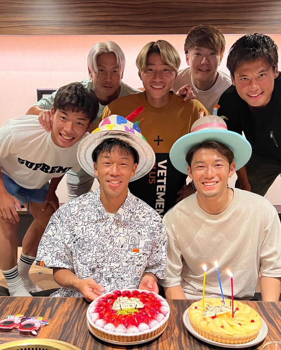 小池龍太さんのインスタグラム写真 - (小池龍太Instagram)「本日28歳の誕生日を迎えました🎂  沢山のお祝いメッセージを頂きとても嬉しいです☺️ (ストーリー・ＤＭが多かったので、反応しきれていませんが全て見させていただいてます🙏)  復活の年とするべく、今日も全力でリハビリをしましたが、明日からも気を引き締めて頑張ります🔥  日頃から応援してくださる皆様への感謝の気持ちは、復帰して結果でお返しできればと思います🤝  これからも宜しくお願いします🐲  #28歳になりました  #マイバースデー  #きーぼーと合同誕生日会 #徳からのスペシャル動画  本日公開練習でプレゼントをくれた皆様ありがとうございました🙏」8月29日 21時11分 - iamryu____k