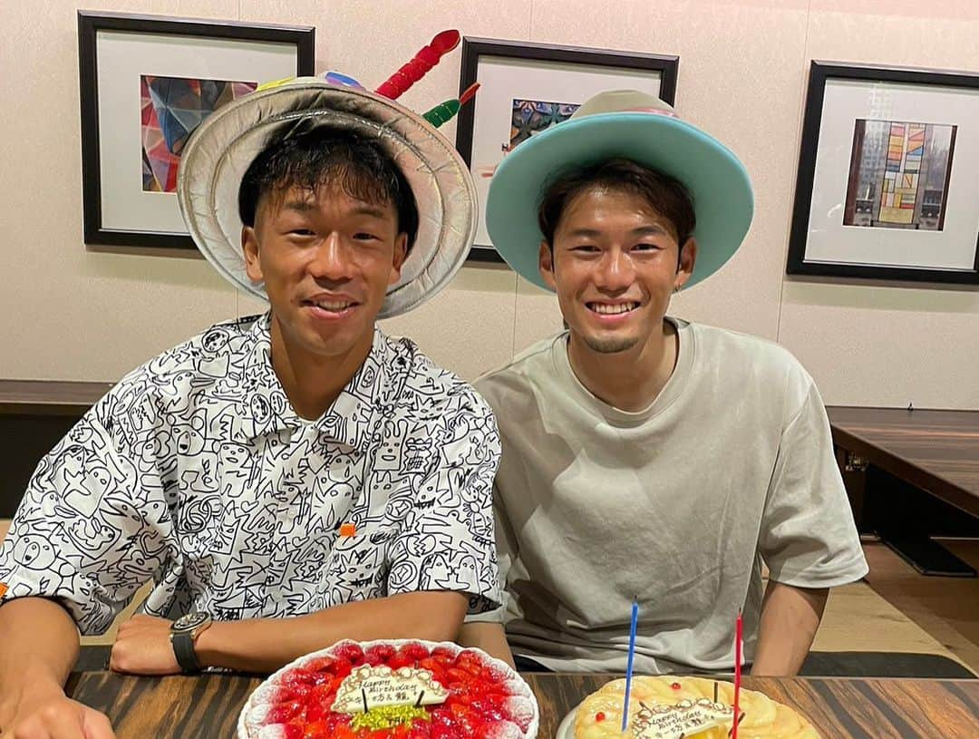 小池龍太さんのインスタグラム写真 - (小池龍太Instagram)「本日28歳の誕生日を迎えました🎂  沢山のお祝いメッセージを頂きとても嬉しいです☺️ (ストーリー・ＤＭが多かったので、反応しきれていませんが全て見させていただいてます🙏)  復活の年とするべく、今日も全力でリハビリをしましたが、明日からも気を引き締めて頑張ります🔥  日頃から応援してくださる皆様への感謝の気持ちは、復帰して結果でお返しできればと思います🤝  これからも宜しくお願いします🐲  #28歳になりました  #マイバースデー  #きーぼーと合同誕生日会 #徳からのスペシャル動画  本日公開練習でプレゼントをくれた皆様ありがとうございました🙏」8月29日 21時11分 - iamryu____k