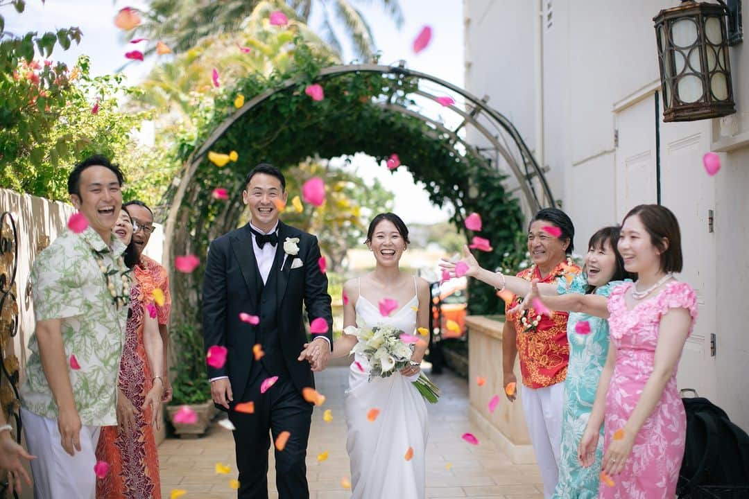 The Terrace By The Seaのインスタグラム：「@the_terrace_by_the_sea Hawaii Wedding情報はこちら𓂃𓈒𓏸  ---------  無数の花びらが降り注ぐ景色は 大切なゲストの皆様の笑顔と共に 素敵な写真が残せることも フラワーシャワーの魅力𓍯  -------------------  = produce = モチーフ @motif_resort  = photo = Naoya @naoya_oshita  @betterhalf_hawaii  --------------------  ハワイのザ・テラス バイ・ザ・シーにて 挙式を検討されていらっしゃる方におすすめ✯  《2024年挙式限定　最大152,000 OFF！ 》  挙式に必要な基本挙式、ドレス＆タキシード、 新婦様ヘアメイク、アルバムがセットになったお得プラン ＋今ならお食事2名様分¥52,000相当プレゼント！  プロフィール欄のURLより、ウエディングの相談ご予約 が可能です。 小さい疑問や質問にもお答えいたしますので、お気軽に お問い合わせくださいませ🌺  ザ・テラス バイ・ザ・シーでは、健康と安全を最優先に 配慮し、安心してハワイでの時間を楽しんでいただいて おります𓆉  #テラスバイザシー #TheTerraceByTheSea #TAKAMIBRIDAL #タカミブライダル #MotifRESORT #テラス花嫁 #モチーフ花嫁 #リゾートウェディング #リゾート婚 #ハワイ挙式 #フラワーシャワー  #ガーデン」