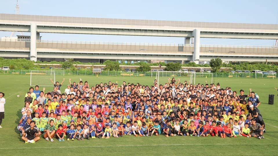 太田宏介のインスタグラム：「Joga sports college スポーツイベントに呼んでいただきました！ こんなにも多くの子どもたちと直接触れ合うことができて、たくさんパワーを貰いました！ このイベントで何か一つでも刺激を受け取ってもらえていたら嬉しいです！ みんなありがとう！ 新学期も楽しんでいこう😁👍🏻 #ジョガスポ  #寒川サッカー協会」