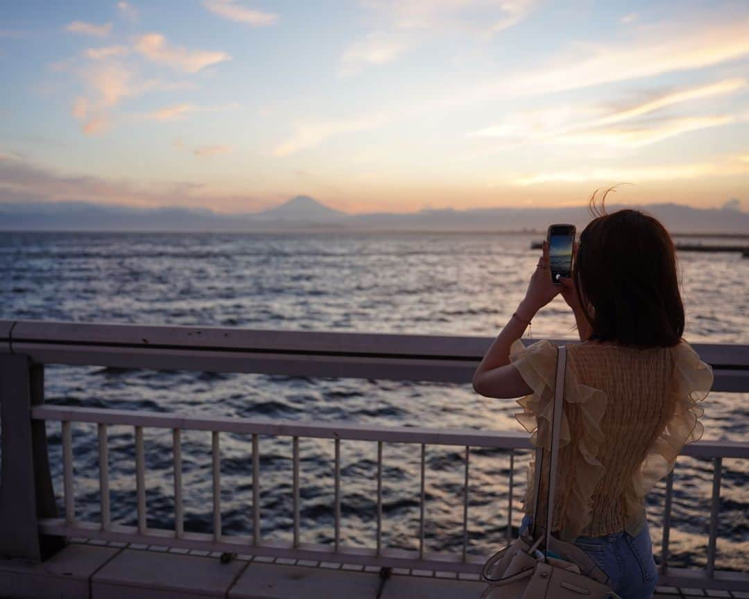 鈴木泉帆さんのインスタグラム写真 - (鈴木泉帆Instagram)「お久しぶりです🌻  気づいたら8月下旬。 夏終わっちゃうの寂しいですねえ、、  そんなわけで？ 終わっちゃう前に夏の写真を駆け込みで投稿します🫡 7枚目の写真のぴよっと上がってる2束の前髪にご注目ください。  この日は横浜でランチして 鎌倉で食べ歩きして江ノ島神社で参拝して大満足の1日だった！！  #横浜 #桜木町　#桜木町ランチ　#桜木町駅 #鎌倉 #鎌倉グルメ #鎌倉散歩 #鎌倉観光 #鎌倉食べ歩き #江ノ島 #江ノ島観光 #江ノ島海岸 #江ノ島神社　#ボブ」8月29日 21時20分 - mizuho__suzuki