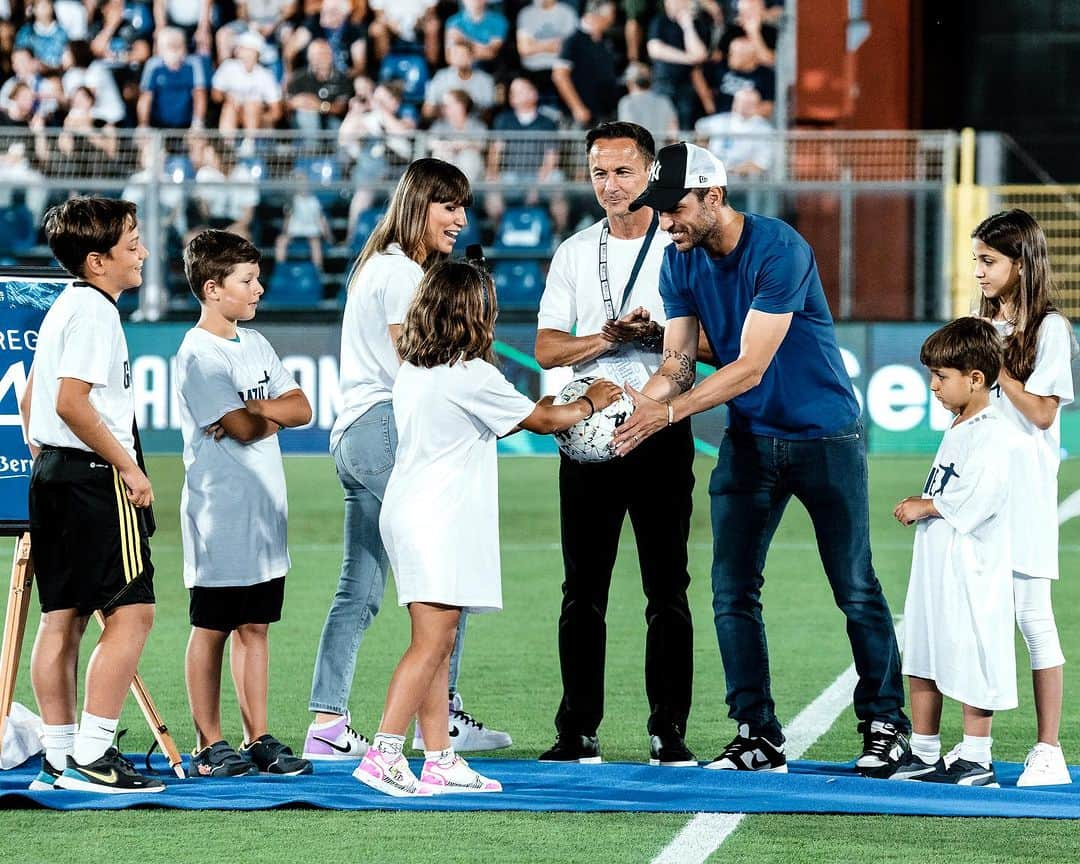 セスク・ファブレガスさんのインスタグラム写真 - (セスク・ファブレガスInstagram)「🇬🇧 | "First of all, I want to thank the club for bringing me here to Como last year, it was an unforgettable experience. I want to thank my teammates, all the staff, the director, the owner, and my family who have always been close to me.  This year with the Primavera team will be a very important first year for me. Forza Como, always. Thank you." - Cesc Fabregas.  Last Saturday, at our first home game of the season, the club organised a small celebration for Cesc Fabregas on his retirement from playing and to say good luck in his new role as Academy Coach.  🇮🇹 | "Prima di tutto desidero ringraziare il club per avermi portato qui a Como l'anno scorso, è stata un'esperienza indimenticabile. Voglio ringraziare i miei compagni di squadra, tutto lo staff, il direttore, la proprietà e la mia famiglia che mi è sempre stata vicina.  Questa stagione con la Primavera sarà un primo anno molto importante per me. Forza Como, sempre. Grazie". - Cesc Fabregas.  Sabato scorso, in occasione della prima partita casalinga della stagione, il club ha organizzato una piccola cerimonia per Cesc Fabregas per celebrare il suo ritiro dal calcio giocato e per fargli gli auguri per il suo nuovo ruolo di allenatore dell'Academy.  #Gr4zieCesc #ForzaComo #Como1907 #Como #Fabregas」8月29日 21時13分 - cescf4bregas