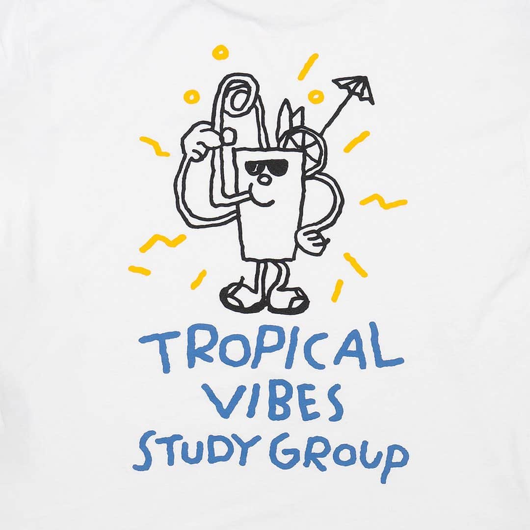 サイトウジュンさんのインスタグラム写真 - (サイトウジュンInstagram)「Tシャツ作りました、の続きです。  Tropical Vibes Study Group “Juice” Tee🍹  トロピカル・バイブス・研究会、 通称「ジュースくん」Tee。  トロピカル・バイブスとは？を自主的に研究する会による、トロピカルドリンクについての考察、など。  明日8/30の19時発売予定 @catchofthedaystore にて。 （リンクはプロフィールからアカウントから）  実はTシャツを制作するにあたりアオケンくん @ken05_aoki が良い感じの絵をいくつも書いてくださって（ありがとう！）迷いに迷った結果、もう作りましょう！という話になりましたので、第２弾です〜！「自分のジュースを無限に飲んでいるジュースのキャラクター」（アオケンくん談）が、バックプリントでとても良い味を出してくれてます。  今回はいわゆるアオケン・ブルーとアオケン・イエロー（と呼んでいます）とブラックの３色使いで、前作と同じくTeeマスターのヨダくん @letterpacklight に天の声をしていただき、無事に完成。ボディも前作同様American Apparel 6oz（exアルスタイル）で、サイズはM、L、XL、2XLです。  夏の終わりのはずなのに、まだまだ暑い～、ということで、どうぞよろしくお願いします～ 🌴⛱️😎🤙🍹  Powered by @kakubarhythm_official」8月29日 21時14分 - jxjxysig
