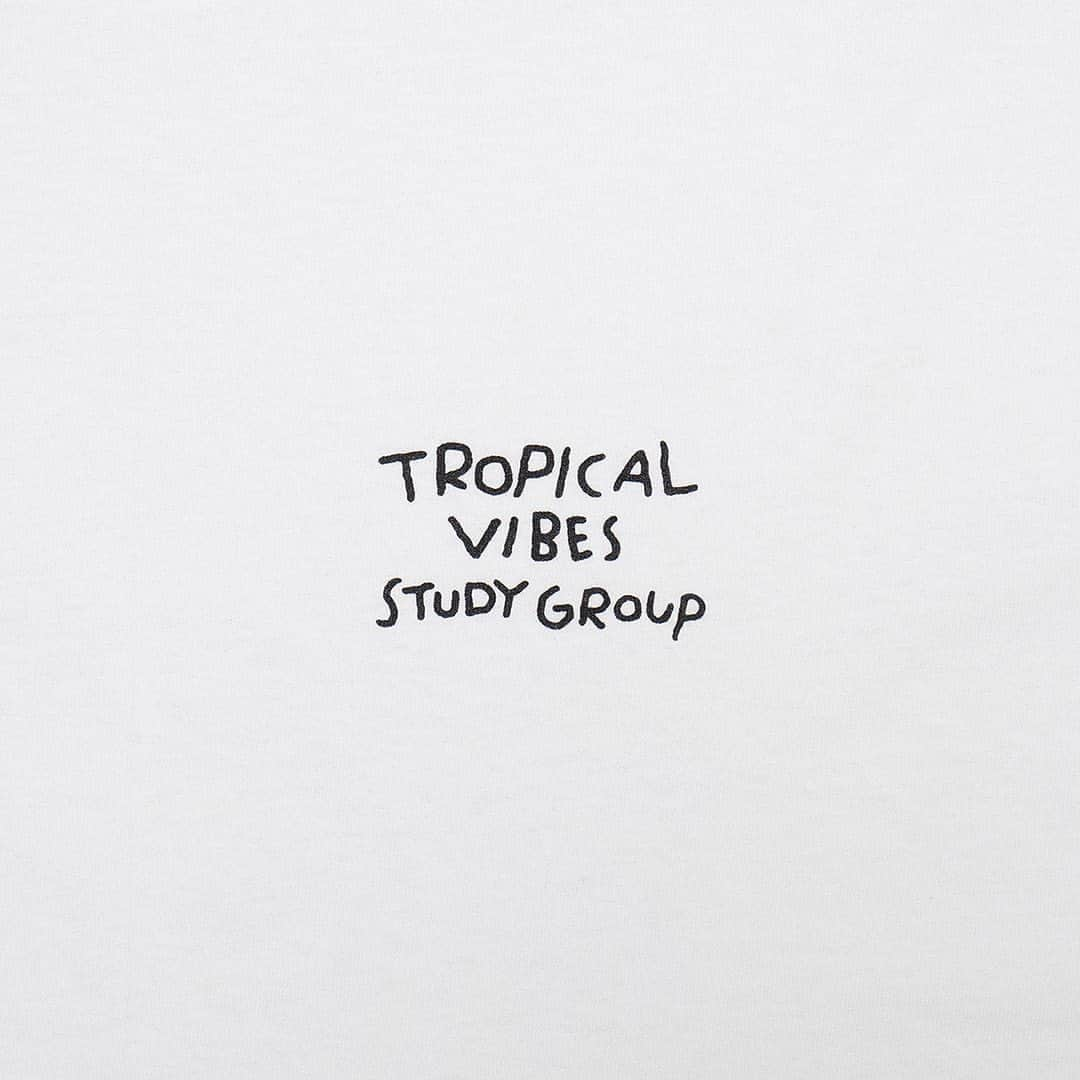 サイトウジュンさんのインスタグラム写真 - (サイトウジュンInstagram)「Tシャツ作りました、の続きです。  Tropical Vibes Study Group “Juice” Tee🍹  トロピカル・バイブス・研究会、 通称「ジュースくん」Tee。  トロピカル・バイブスとは？を自主的に研究する会による、トロピカルドリンクについての考察、など。  明日8/30の19時発売予定 @catchofthedaystore にて。 （リンクはプロフィールからアカウントから）  実はTシャツを制作するにあたりアオケンくん @ken05_aoki が良い感じの絵をいくつも書いてくださって（ありがとう！）迷いに迷った結果、もう作りましょう！という話になりましたので、第２弾です〜！「自分のジュースを無限に飲んでいるジュースのキャラクター」（アオケンくん談）が、バックプリントでとても良い味を出してくれてます。  今回はいわゆるアオケン・ブルーとアオケン・イエロー（と呼んでいます）とブラックの３色使いで、前作と同じくTeeマスターのヨダくん @letterpacklight に天の声をしていただき、無事に完成。ボディも前作同様American Apparel 6oz（exアルスタイル）で、サイズはM、L、XL、2XLです。  夏の終わりのはずなのに、まだまだ暑い～、ということで、どうぞよろしくお願いします～ 🌴⛱️😎🤙🍹  Powered by @kakubarhythm_official」8月29日 21時14分 - jxjxysig