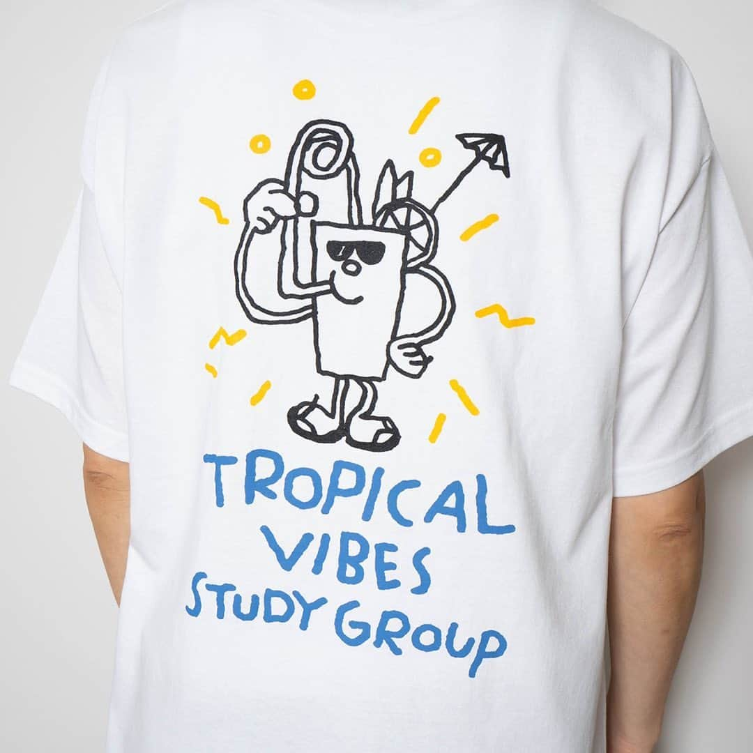 サイトウジュンさんのインスタグラム写真 - (サイトウジュンInstagram)「Tシャツ作りました、の続きです。  Tropical Vibes Study Group “Juice” Tee🍹  トロピカル・バイブス・研究会、 通称「ジュースくん」Tee。  トロピカル・バイブスとは？を自主的に研究する会による、トロピカルドリンクについての考察、など。  明日8/30の19時発売予定 @catchofthedaystore にて。 （リンクはプロフィールからアカウントから）  実はTシャツを制作するにあたりアオケンくん @ken05_aoki が良い感じの絵をいくつも書いてくださって（ありがとう！）迷いに迷った結果、もう作りましょう！という話になりましたので、第２弾です〜！「自分のジュースを無限に飲んでいるジュースのキャラクター」（アオケンくん談）が、バックプリントでとても良い味を出してくれてます。  今回はいわゆるアオケン・ブルーとアオケン・イエロー（と呼んでいます）とブラックの３色使いで、前作と同じくTeeマスターのヨダくん @letterpacklight に天の声をしていただき、無事に完成。ボディも前作同様American Apparel 6oz（exアルスタイル）で、サイズはM、L、XL、2XLです。  夏の終わりのはずなのに、まだまだ暑い～、ということで、どうぞよろしくお願いします～ 🌴⛱️😎🤙🍹  Powered by @kakubarhythm_official」8月29日 21時14分 - jxjxysig