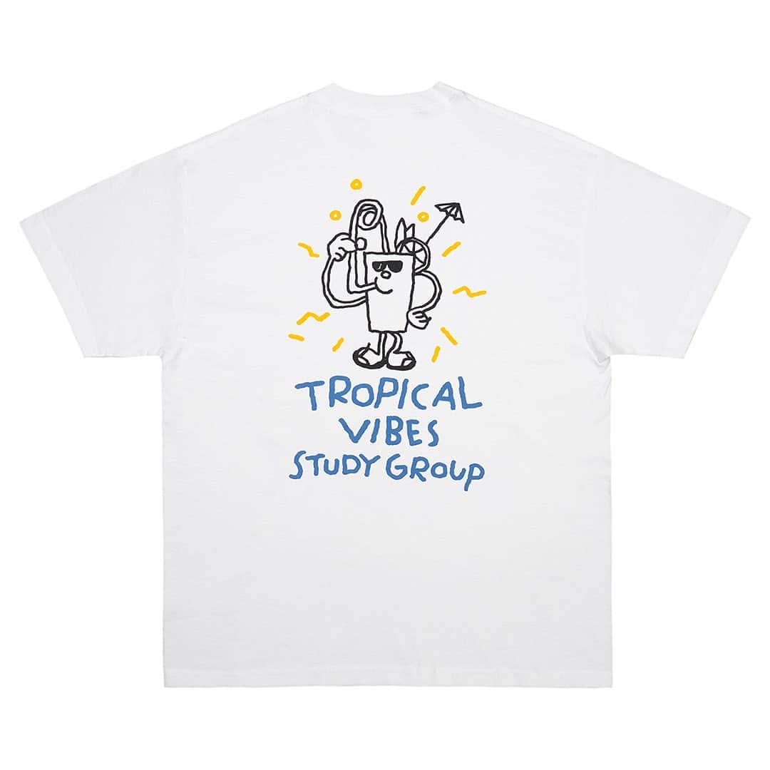 サイトウジュンさんのインスタグラム写真 - (サイトウジュンInstagram)「Tシャツ作りました、の続きです。  Tropical Vibes Study Group “Juice” Tee🍹  トロピカル・バイブス・研究会、 通称「ジュースくん」Tee。  トロピカル・バイブスとは？を自主的に研究する会による、トロピカルドリンクについての考察、など。  明日8/30の19時発売予定 @catchofthedaystore にて。 （リンクはプロフィールからアカウントから）  実はTシャツを制作するにあたりアオケンくん @ken05_aoki が良い感じの絵をいくつも書いてくださって（ありがとう！）迷いに迷った結果、もう作りましょう！という話になりましたので、第２弾です〜！「自分のジュースを無限に飲んでいるジュースのキャラクター」（アオケンくん談）が、バックプリントでとても良い味を出してくれてます。  今回はいわゆるアオケン・ブルーとアオケン・イエロー（と呼んでいます）とブラックの３色使いで、前作と同じくTeeマスターのヨダくん @letterpacklight に天の声をしていただき、無事に完成。ボディも前作同様American Apparel 6oz（exアルスタイル）で、サイズはM、L、XL、2XLです。  夏の終わりのはずなのに、まだまだ暑い～、ということで、どうぞよろしくお願いします～ 🌴⛱️😎🤙🍹  Powered by @kakubarhythm_official」8月29日 21時14分 - jxjxysig