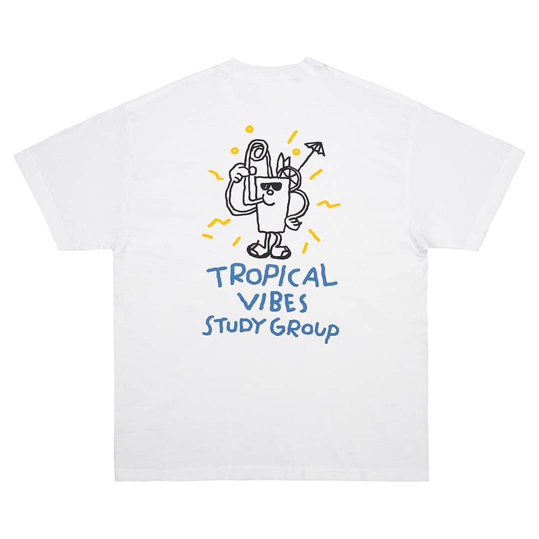 サイトウジュンのインスタグラム：「Tシャツ作りました、の続きです。  Tropical Vibes Study Group “Juice” Tee🍹  トロピカル・バイブス・研究会、 通称「ジュースくん」Tee。  トロピカル・バイブスとは？を自主的に研究する会による、トロピカルドリンクについての考察、など。  明日8/30の19時発売予定 @catchofthedaystore にて。 （リンクはプロフィールからアカウントから）  実はTシャツを制作するにあたりアオケンくん @ken05_aoki が良い感じの絵をいくつも書いてくださって（ありがとう！）迷いに迷った結果、もう作りましょう！という話になりましたので、第２弾です〜！「自分のジュースを無限に飲んでいるジュースのキャラクター」（アオケンくん談）が、バックプリントでとても良い味を出してくれてます。  今回はいわゆるアオケン・ブルーとアオケン・イエロー（と呼んでいます）とブラックの３色使いで、前作と同じくTeeマスターのヨダくん @letterpacklight に天の声をしていただき、無事に完成。ボディも前作同様American Apparel 6oz（exアルスタイル）で、サイズはM、L、XL、2XLです。  夏の終わりのはずなのに、まだまだ暑い～、ということで、どうぞよろしくお願いします～ 🌴⛱️😎🤙🍹  Powered by @kakubarhythm_official」